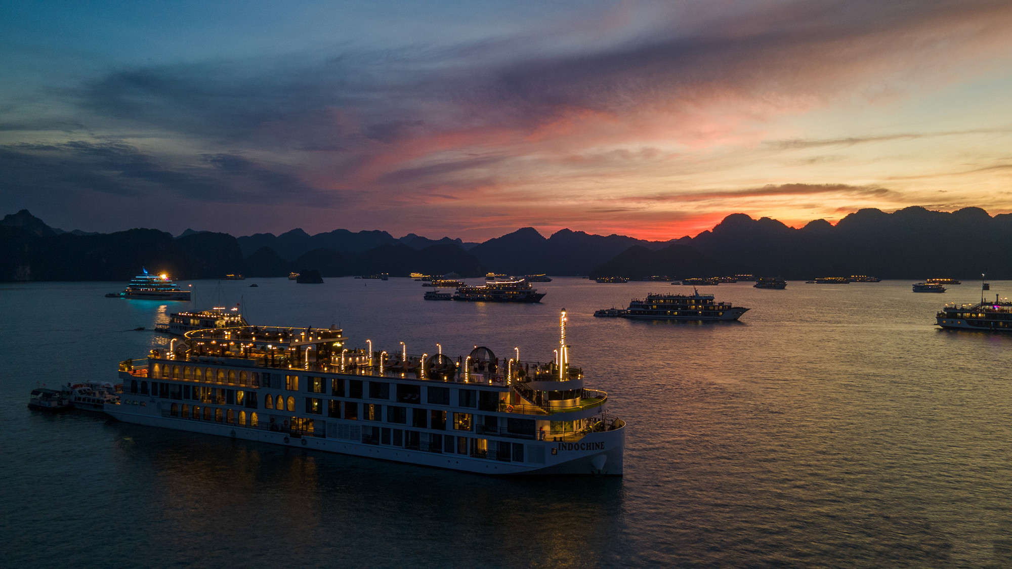 Patrimonio de la Humanidad por la Unesco, la bahía de Ha Long, situada en la ciudad homónima de la provincia de Quang Ninh, es una preciosa joya del norte de Vietnam. El mar esmeralda y los imponentes monolitos de piedra caliza hacen de la bahía un paraíso para los amantes de la naturaleza y la adrenalina. Los turistas pueden tomar cruceros para explorar la bahía y contemplar sus mil 600 islas y peñascos de diversos tamaños. Entre las actividades recomendadas por Times of India figuran navegar en kayak por lagunas ocultas, explorar la cueva Sung Sot (Sorpresa) y relajarse en playas vírgenes.