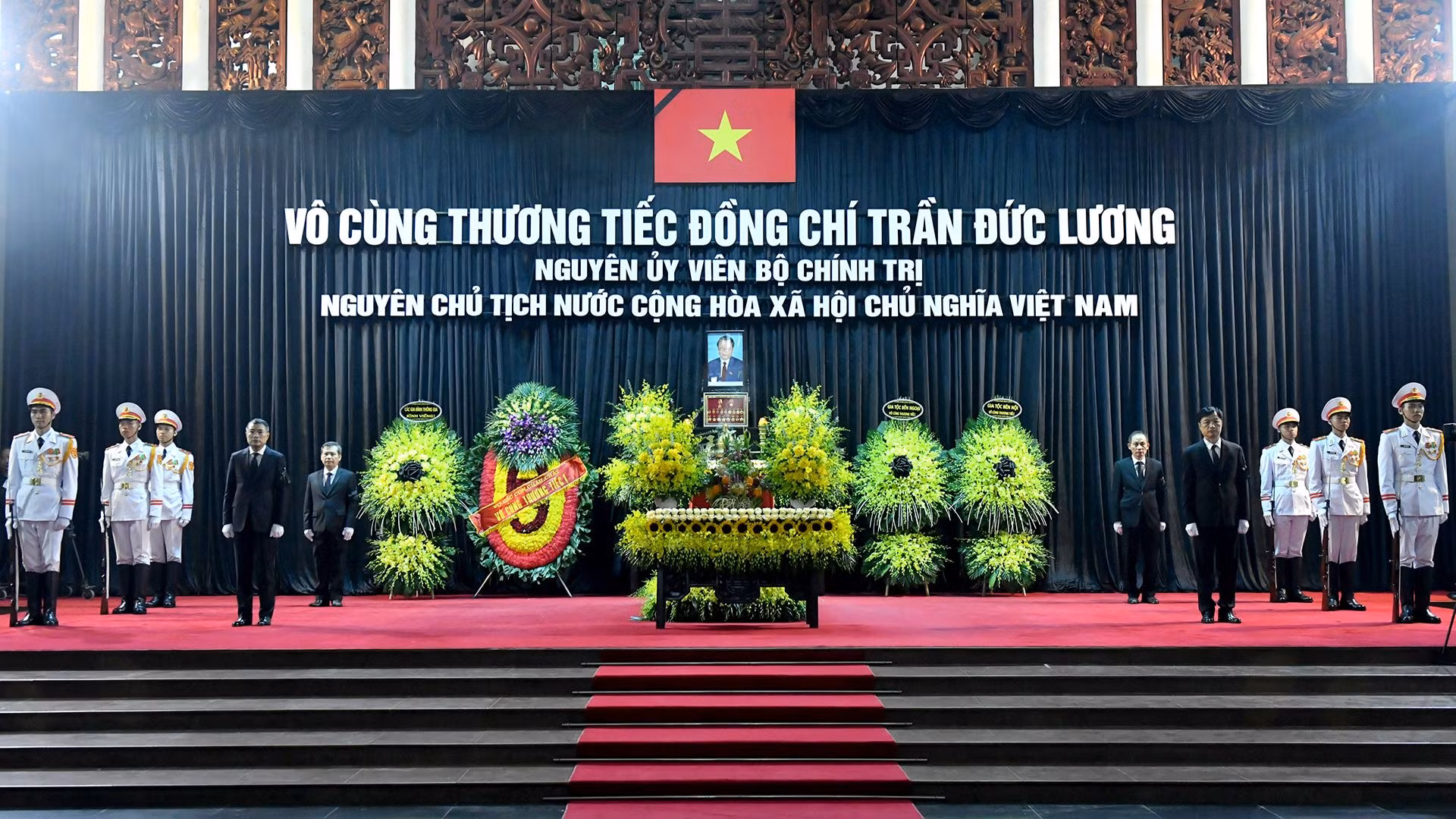 [Foto] Dirigentes del Partido y del Estado rinden homenaje al expresidente Tran Duc Luong
