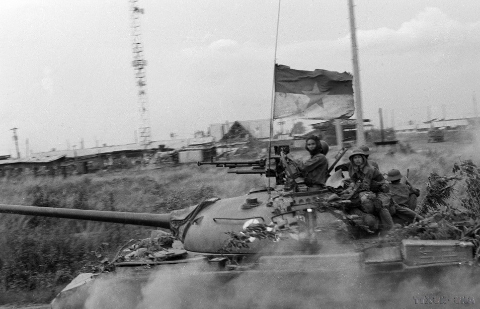 Las fuerzas de liberación toman la Escuela de Blindados del régimen títere en la base de Nuoc Trong (Bien Hoa).