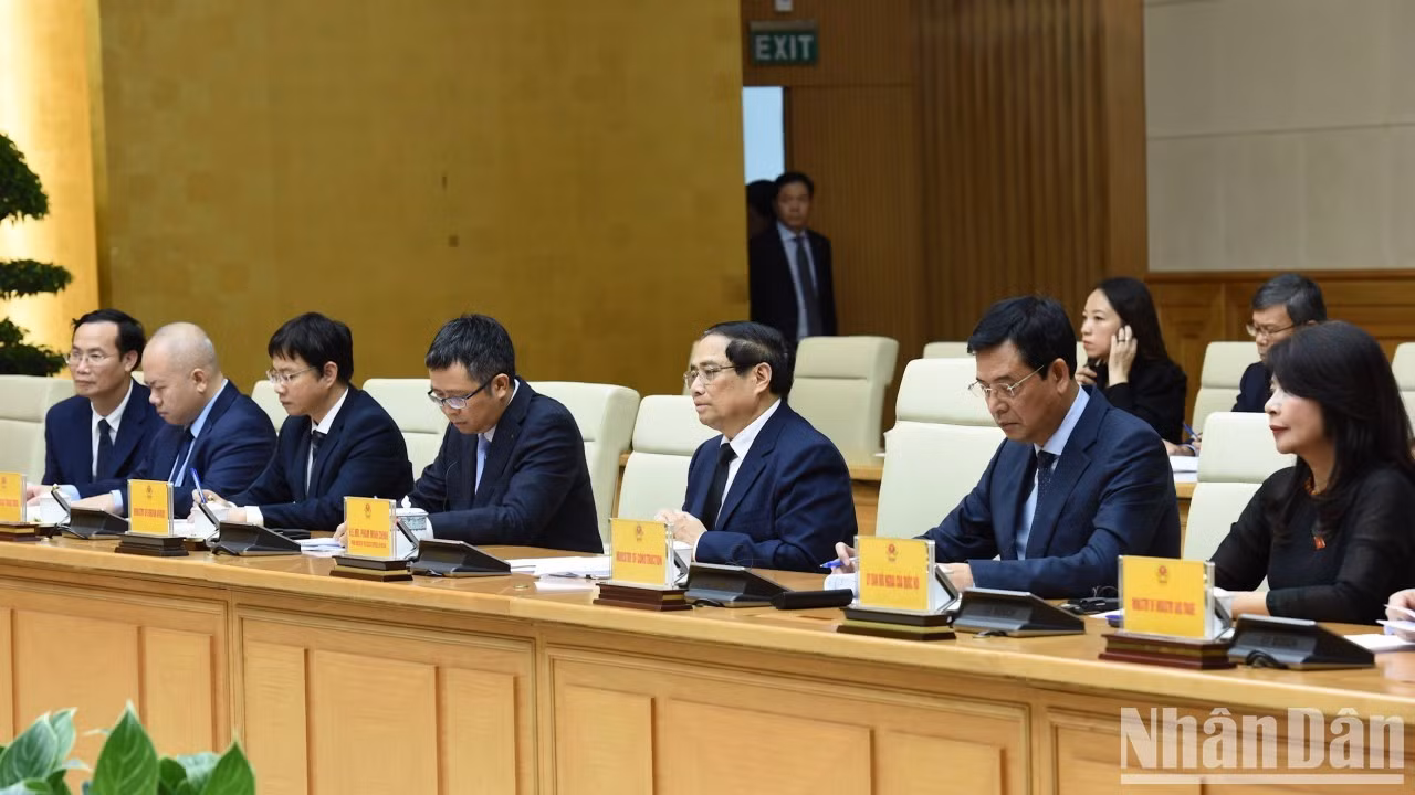 El premier y representantes del país indochino.