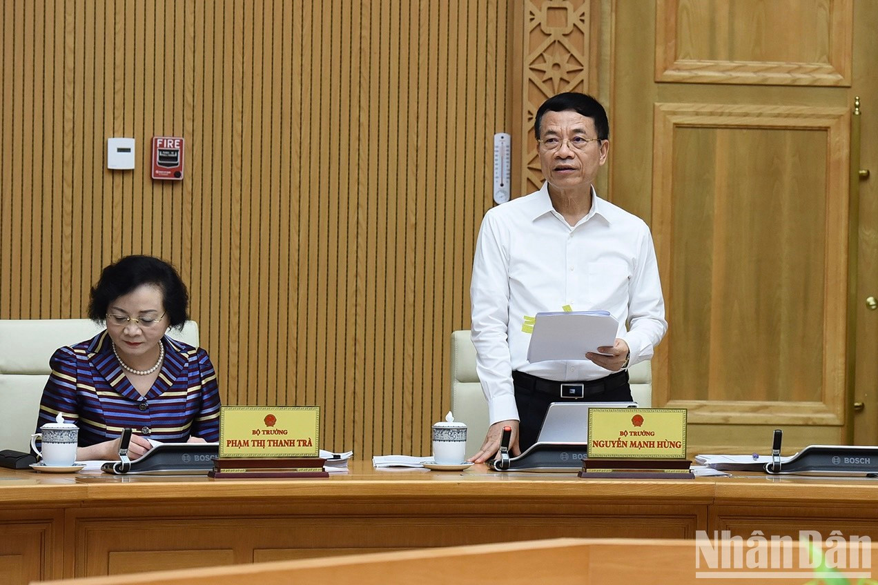 El ministro de Información y Comunicación, Nguyen Manh Hung.