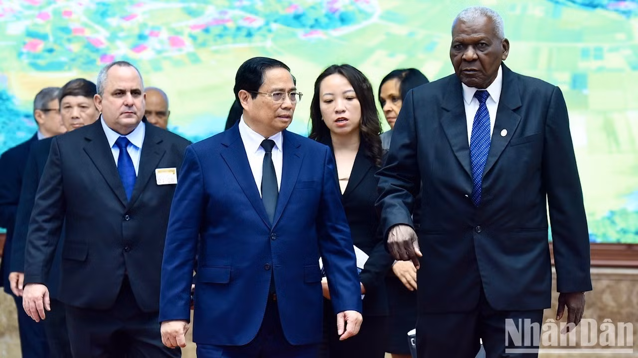 El primer ministro de Vietnam, Pham Minh Chinh, y el presidente de la Asamblea Nacional del Poder Popular de Cuba, Esteban Lazo Hernández, luego de la cita.