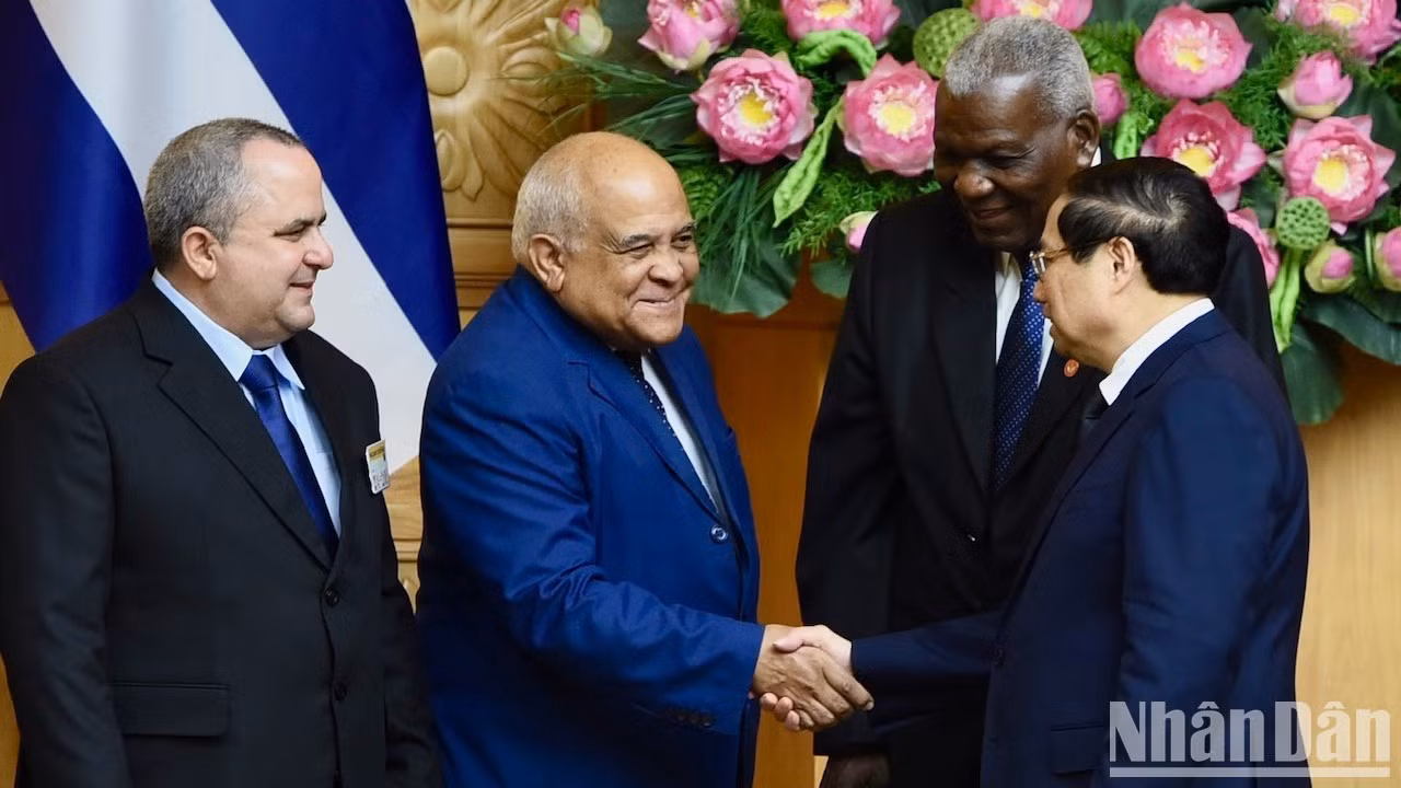 El premier vietnamita y miembros de la delegación cubana.