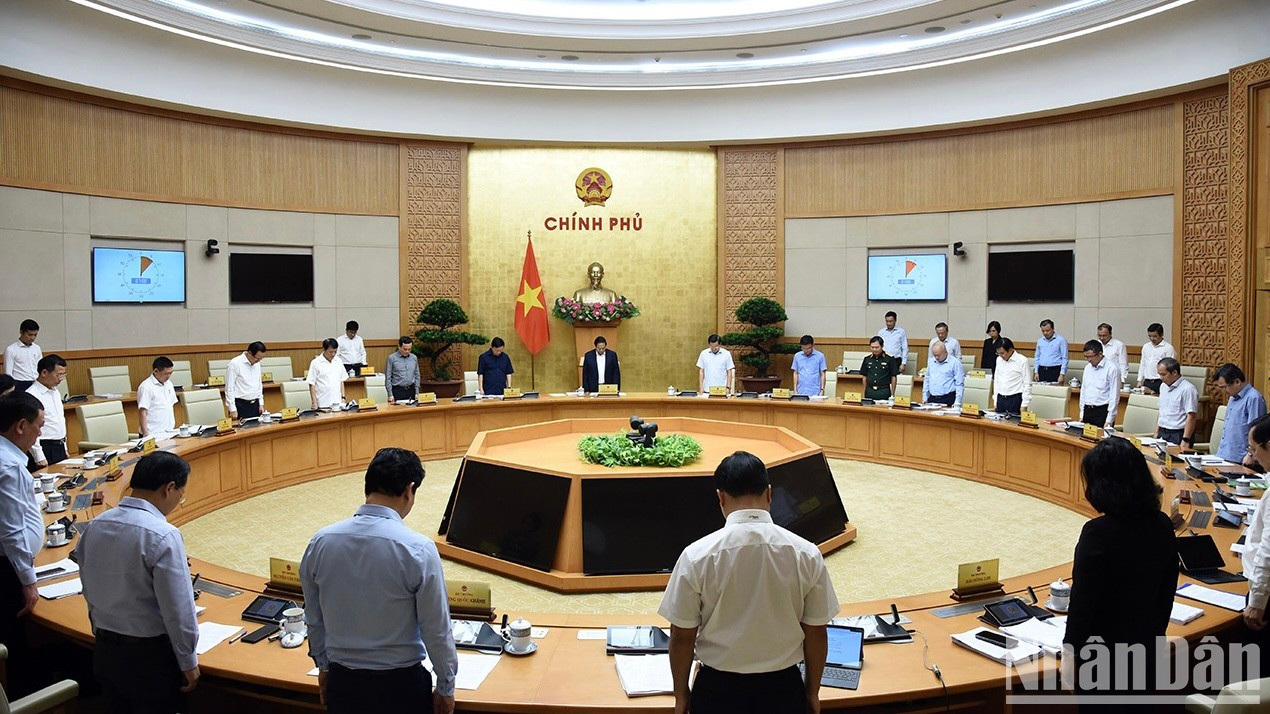 Al inicio de la sesión, el jefe de Gobierno y los delegados dedican un minuto de silencio en homenaje del gran Presidente Ho Chi Minh, los caídos en defensa de la Patria y el recién fallecido secretario general del Partido Comunista de Vietnam, Nguyen Phu Trong.