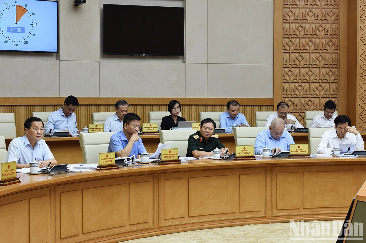 Los vice primeros ministros y jefes de sectores en el simposio.