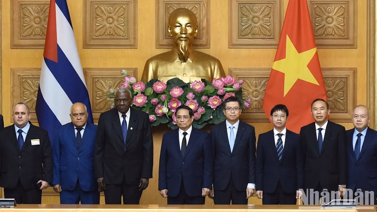 Los dos dirigentes y funcionarios de ambas partes.