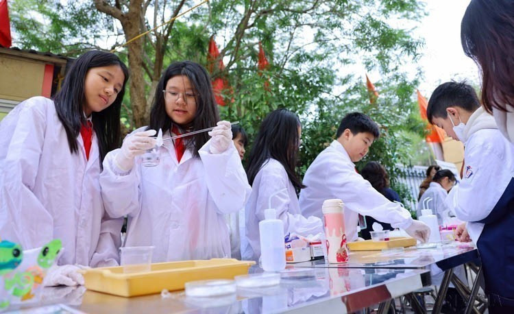 Área de experiencias y creatividad de la escuela secundaria de Trung Vuong durante el Día de la Tecnología de la Información - STEM, ciclo 2023-2024.