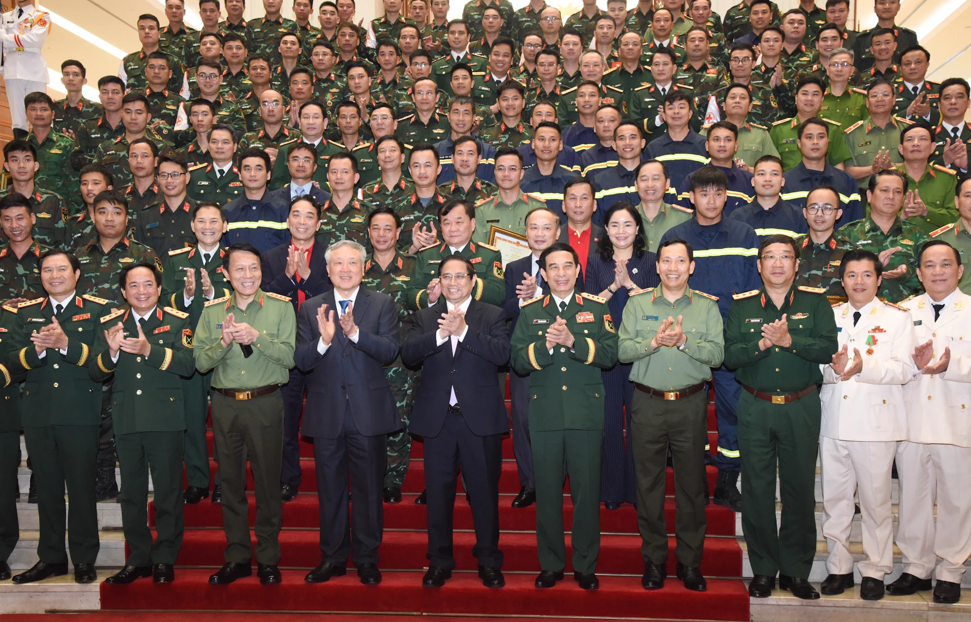 [Foto] Premier vietnamita alaba a fuerzas participantes en misiones de rescate en Myanmar