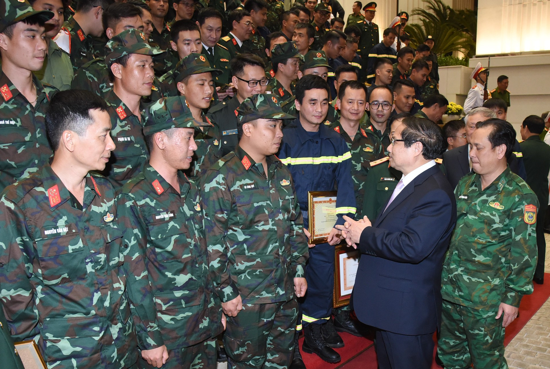El jefe de Gobierno charla con miembros de las fuerzas de rescate. El jefe de Gobierno charla con miembros de las fuerzas de rescate.