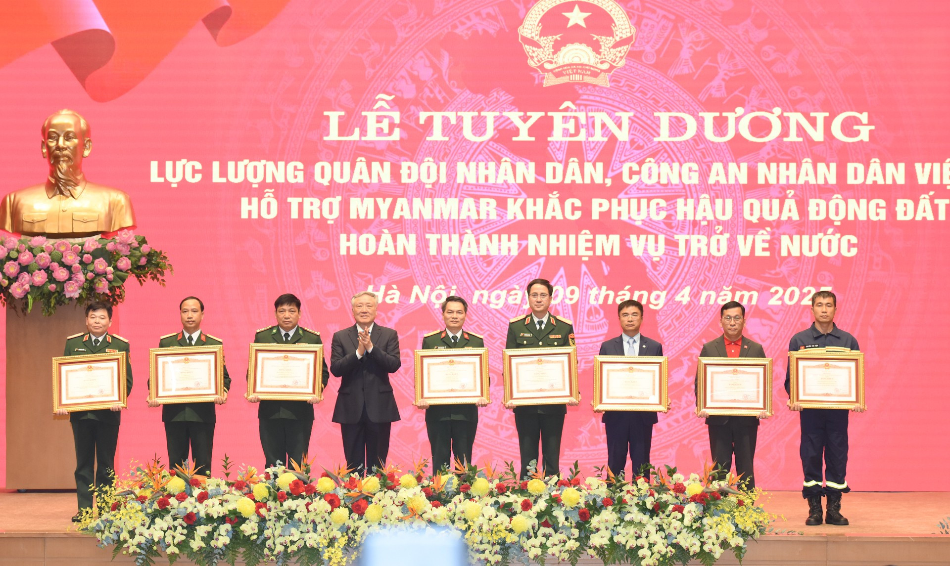 El vice primer ministro permanente, Nguyen Hoa Binh, otorga el Certificado de Reconocimiento del Primer Ministro a los merecedores. El vice primer ministro permanente, Nguyen Hoa Binh, otorga el Certificado de Reconocimiento del Primer Ministro a los merecedores.