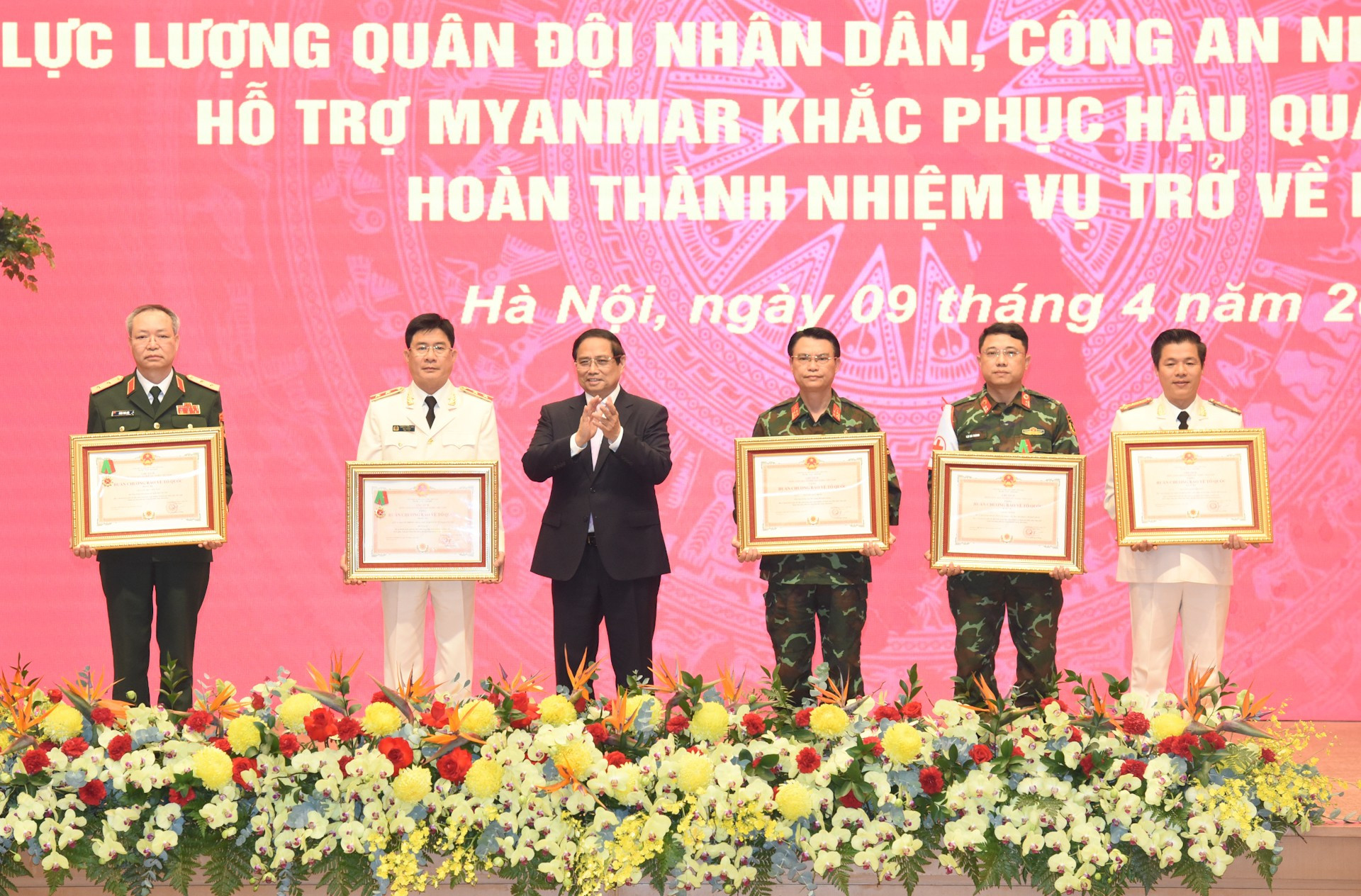 El premier Pham Minh Chinh entrega la Orden de Protección de la Patria a los oficiales y colectivos merecedores. El premier Pham Minh Chinh entrega la Orden de Protección de la Patria a los oficiales y colectivos merecedores.
