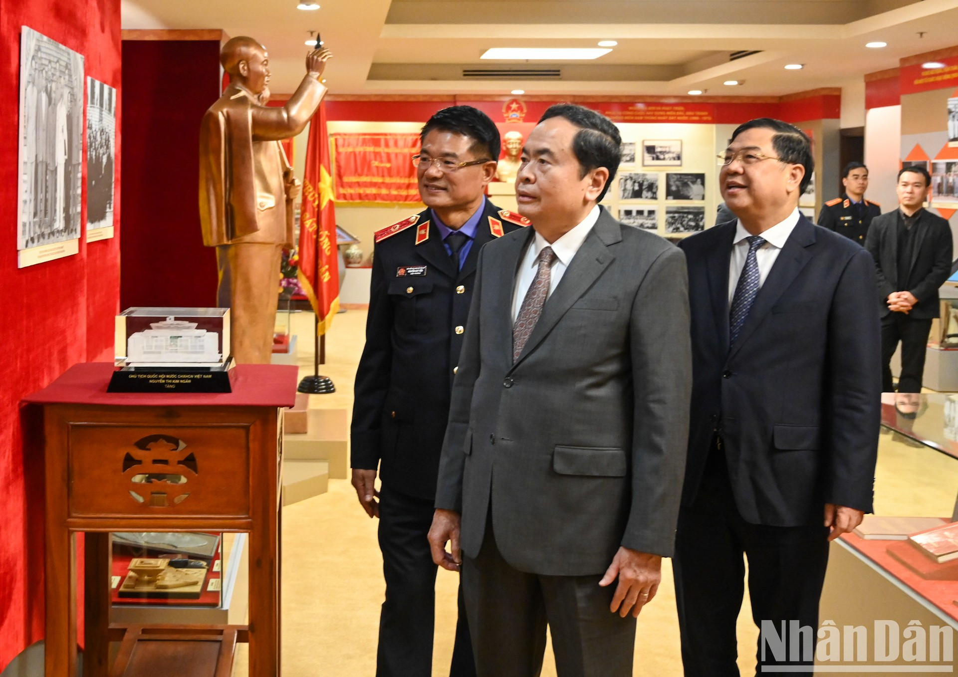 El dirigente parlamentario visita la sala memorial de la Fiscalía Popular Suprema. El dirigente parlamentario visita la sala memorial de la Fiscalía Popular Suprema.