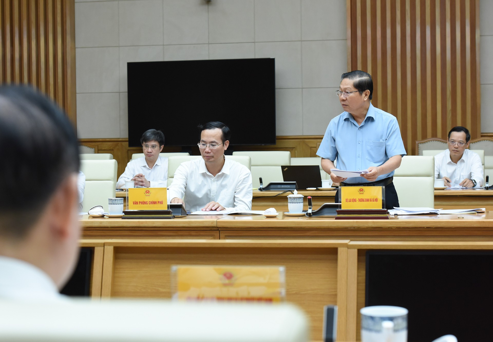 Un ejecutivo del Ministerio de Trabajo, Inválidos de Guerra y Asuntos Sociales habla en la cita. Un ejecutivo del Ministerio de Trabajo, Inválidos de Guerra y Asuntos Sociales habla en la cita.