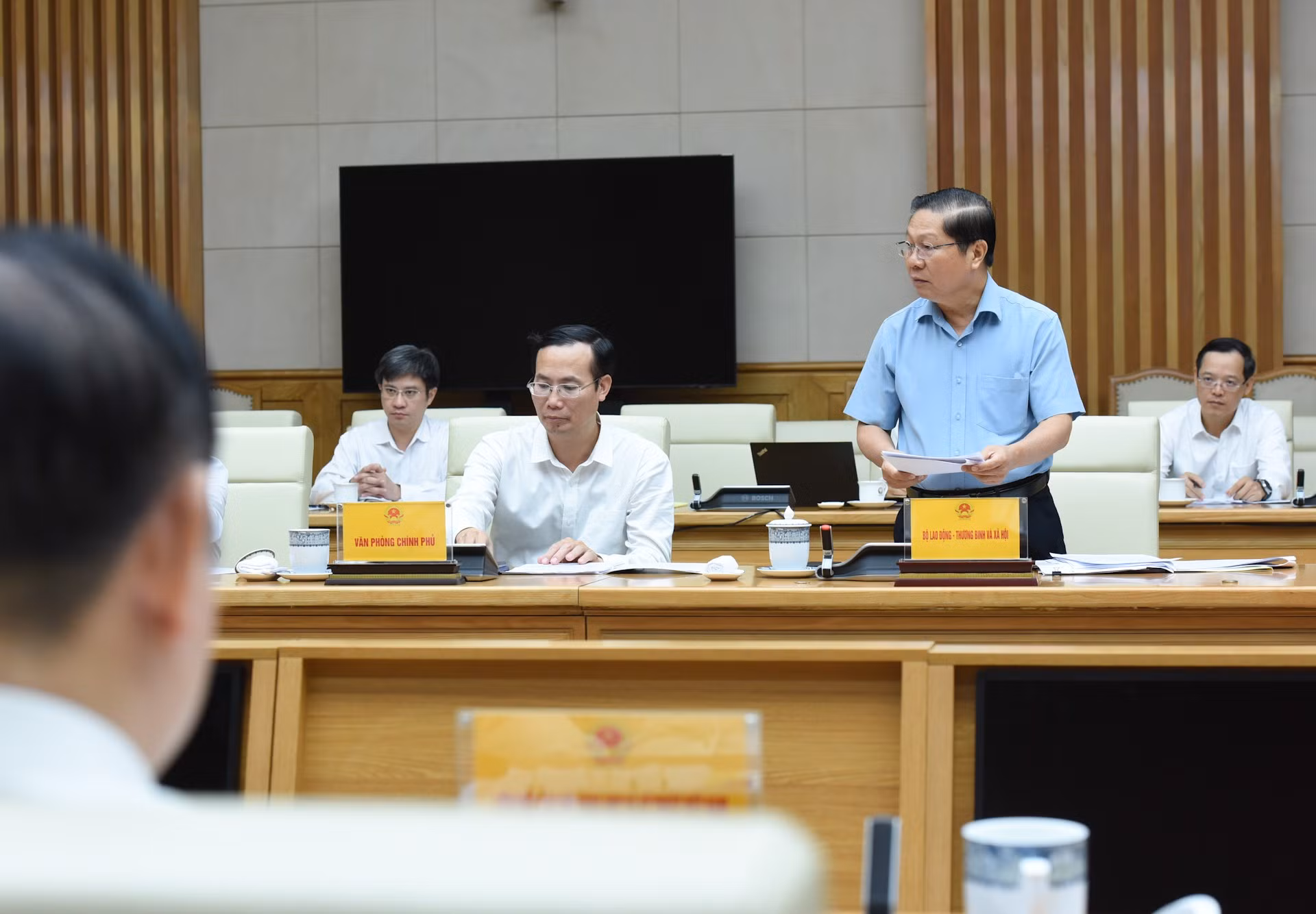 Un ejecutivo del Ministerio de Trabajo, Inválidos de Guerra y Asuntos Sociales habla en la cita. Un ejecutivo del Ministerio de Trabajo, Inválidos de Guerra y Asuntos Sociales habla en la cita.