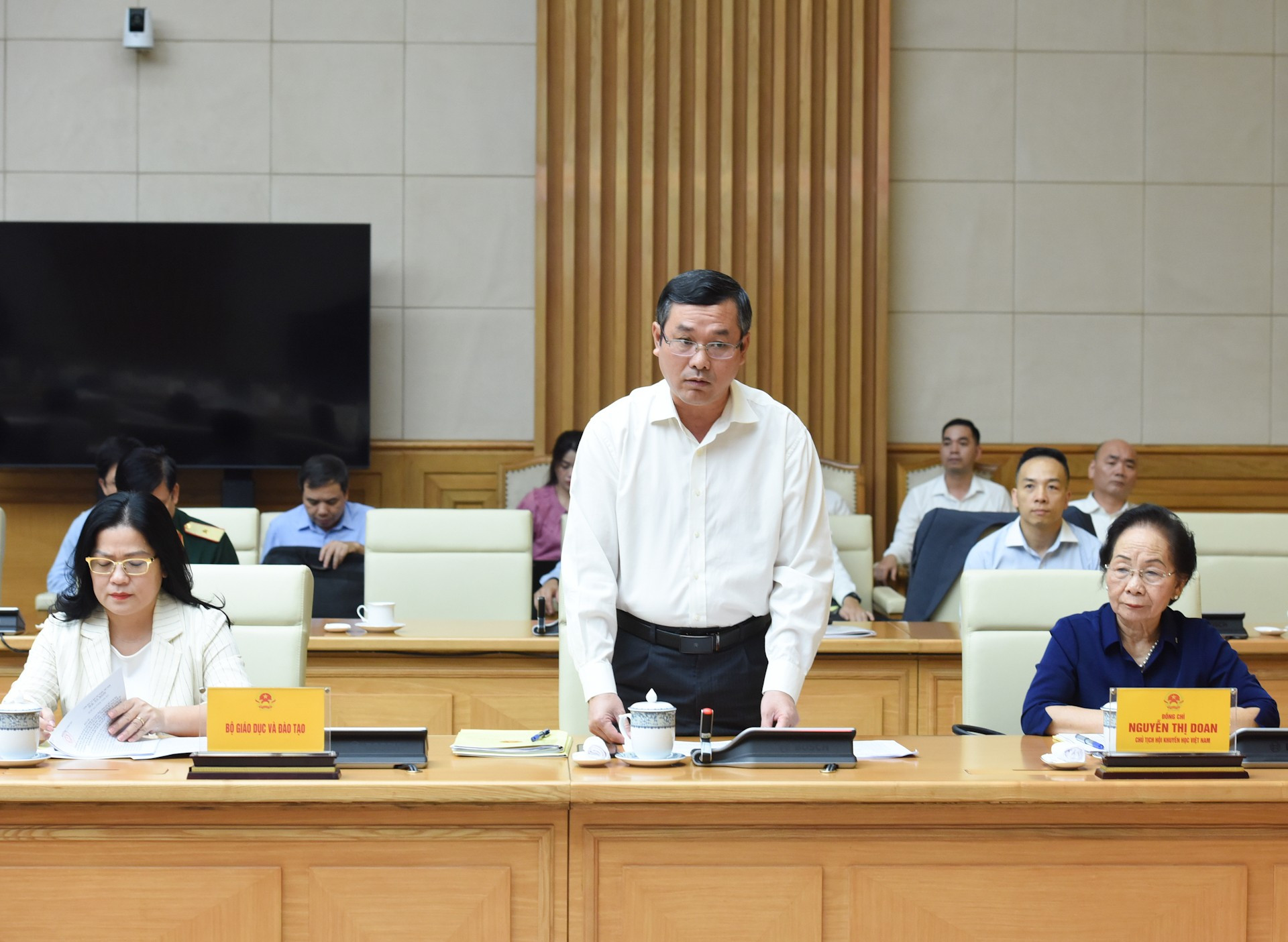 Un delegado del Ministerio de Educación y Formación presenta un informe. Un delegado del Ministerio de Educación y Formación presenta un informe.