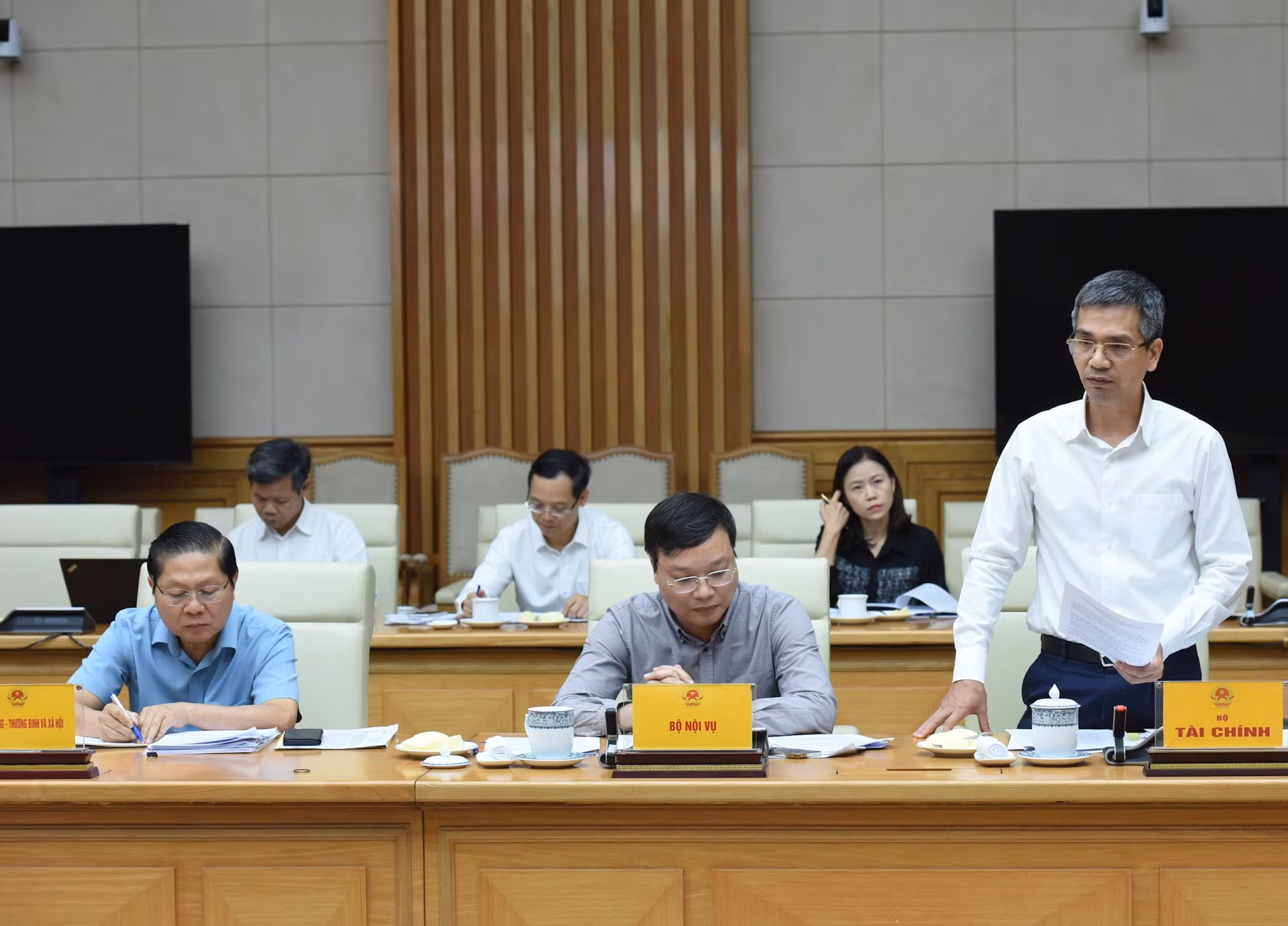 Un delegado del Ministerio de Finanzas aporta opiniones. Un delegado del Ministerio de Finanzas aporta opiniones.