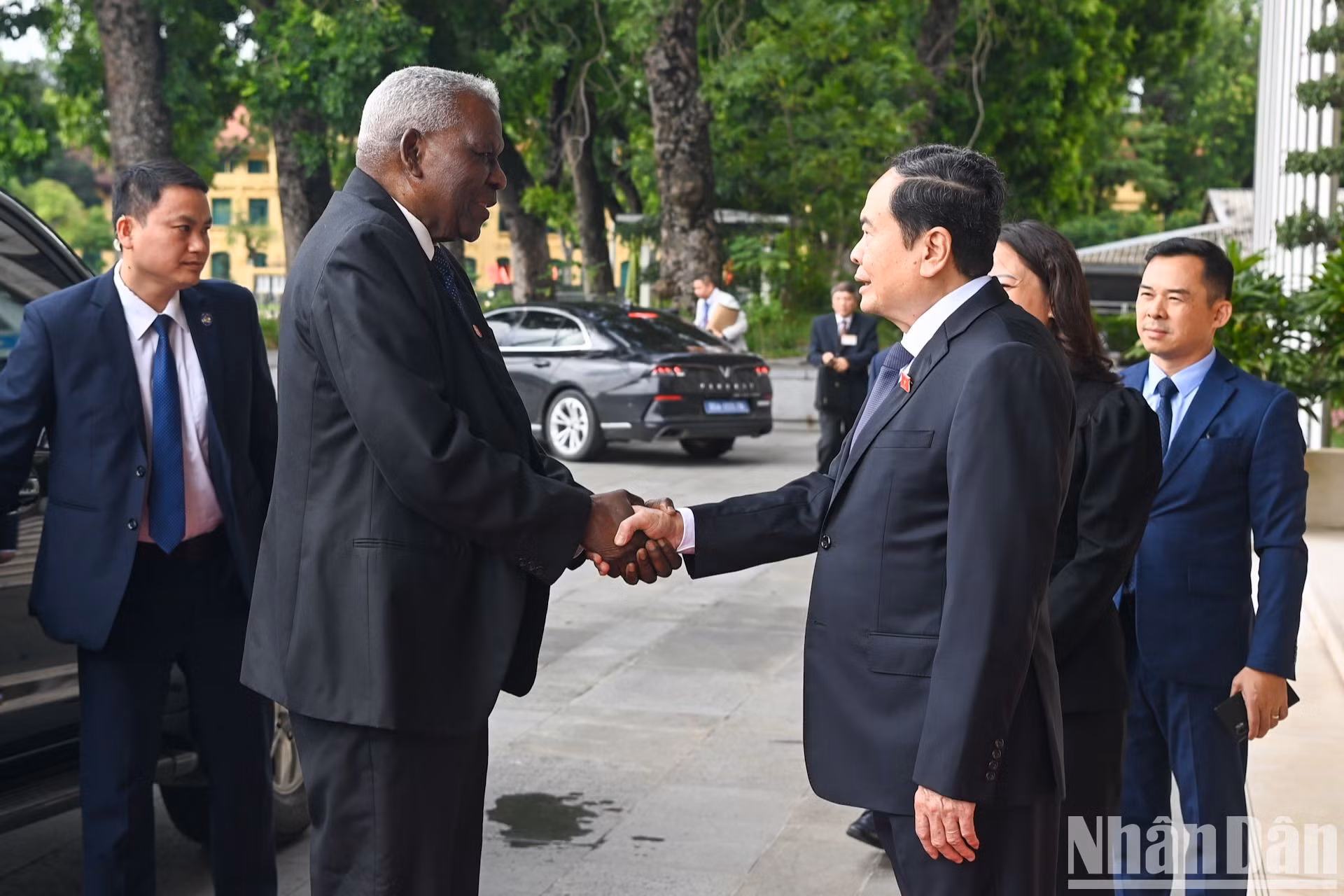 El presidente de la Asamblea Nacional de Vietnam, Tran Thanh Man, recibe al presidente la Asamblea Nacional del Poder Popular de Cuba, Esteban Lazo Hernández.
