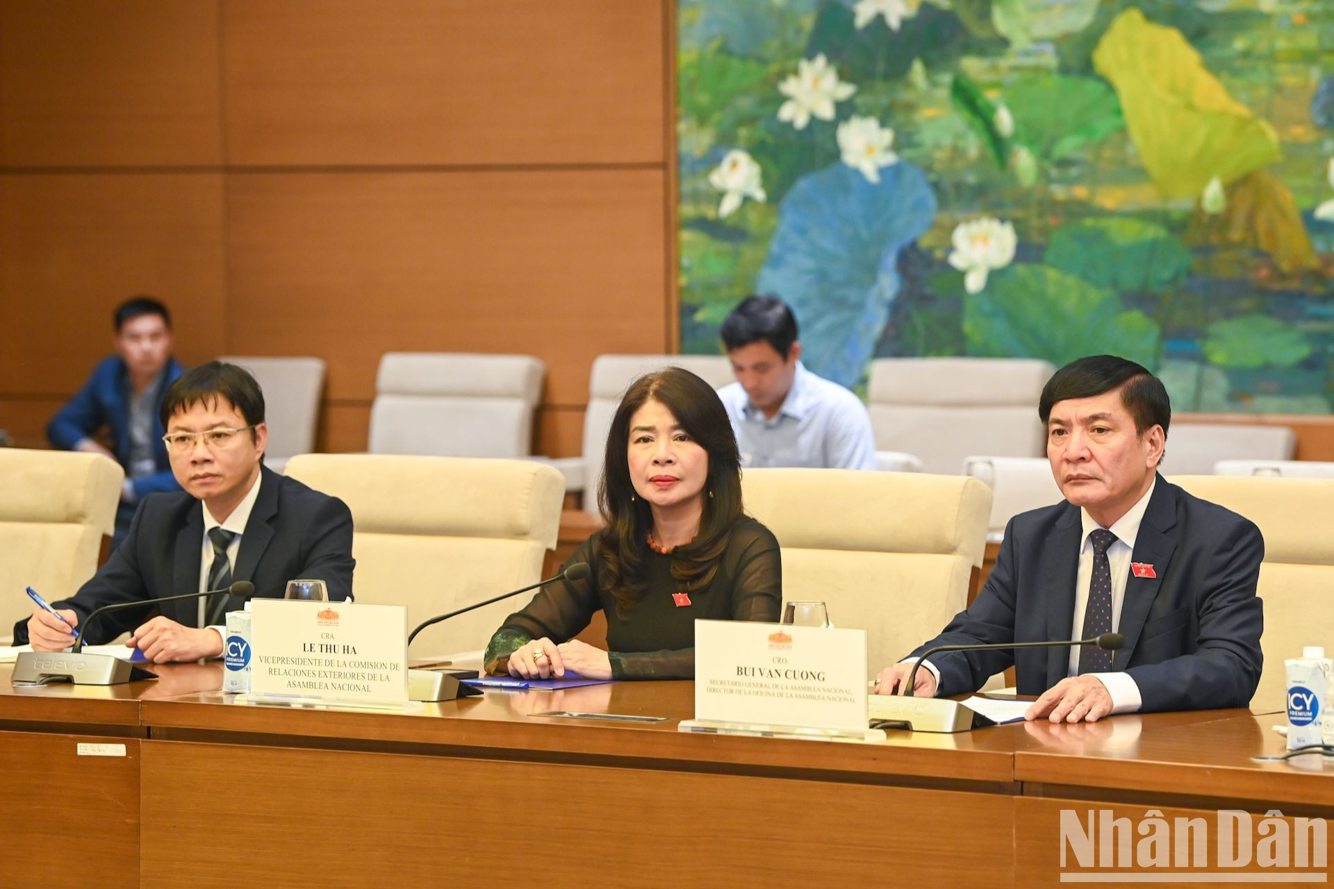 El secretario general de la Asamblea Nacional de Vietnam y jefe de la Oficina Parlamentaria, Bui Van Cuong, y representates de instancias del Partido y del Gobierno. El secretario general de la Asamblea Nacional de Vietnam y jefe de la Oficina Parlamentaria, Bui Van Cuong, y representates de instancias del Partido y del Gobierno.