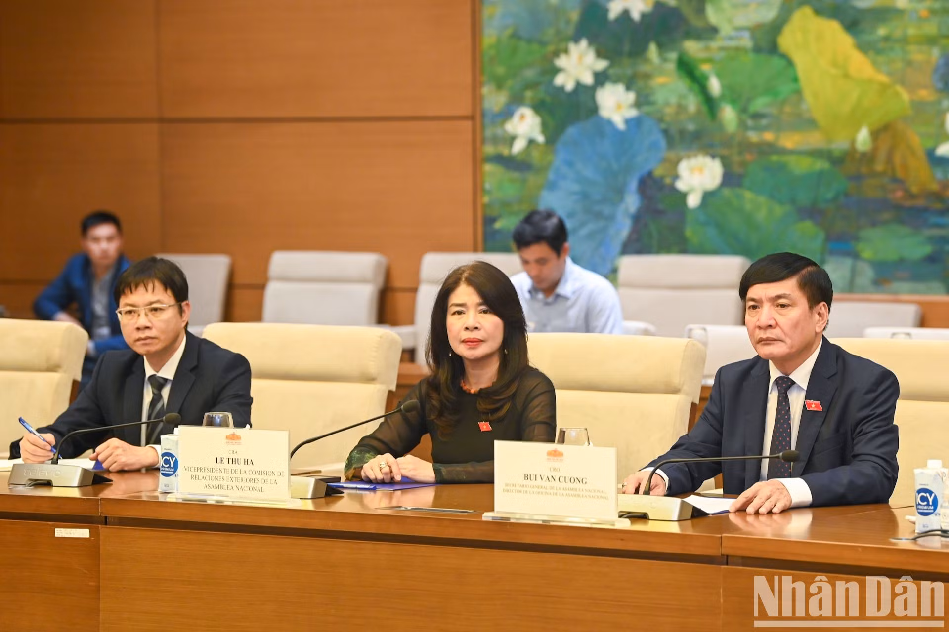 El secretario general de la Asamblea Nacional de Vietnam y jefe de la Oficina Parlamentaria, Bui Van Cuong, y representates de instancias del Partido y del Gobierno.