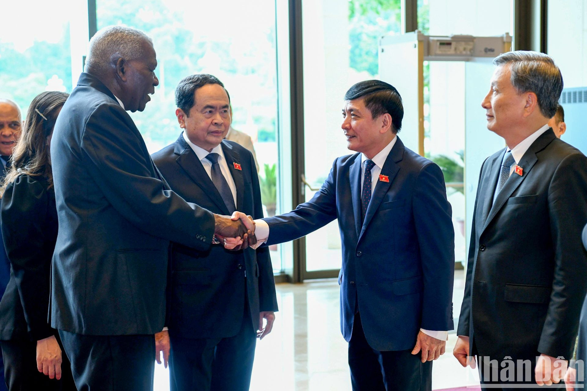 El titular del Parlamento anfitrión presenta a los delegados vietnamitas al dirigente cubano. El titular del Parlamento anfitrión presenta a los delegados vietnamitas al dirigente cubano.