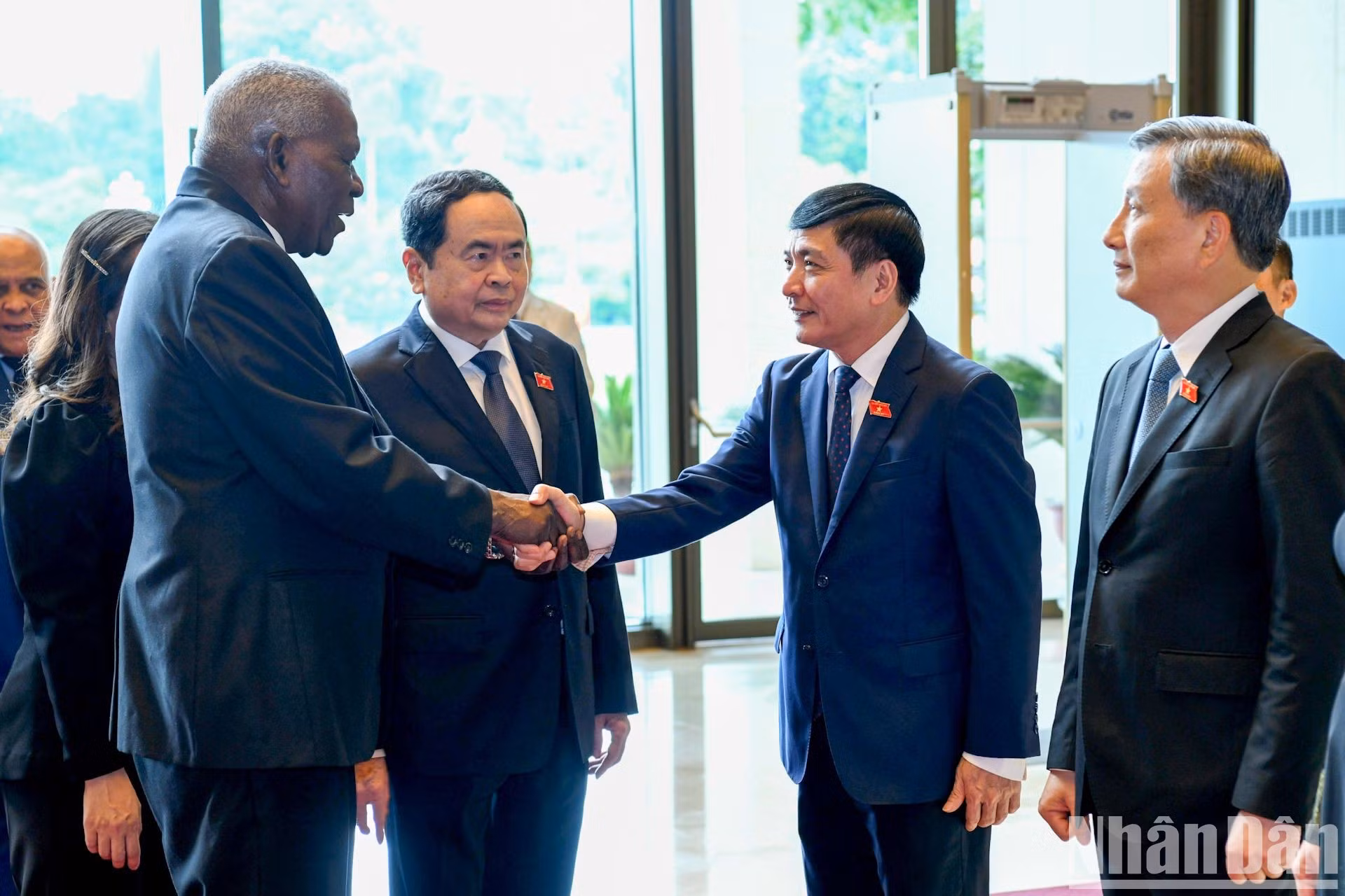 El titular del Parlamento anfitrión presenta a los delegados vietnamitas al dirigente cubano.