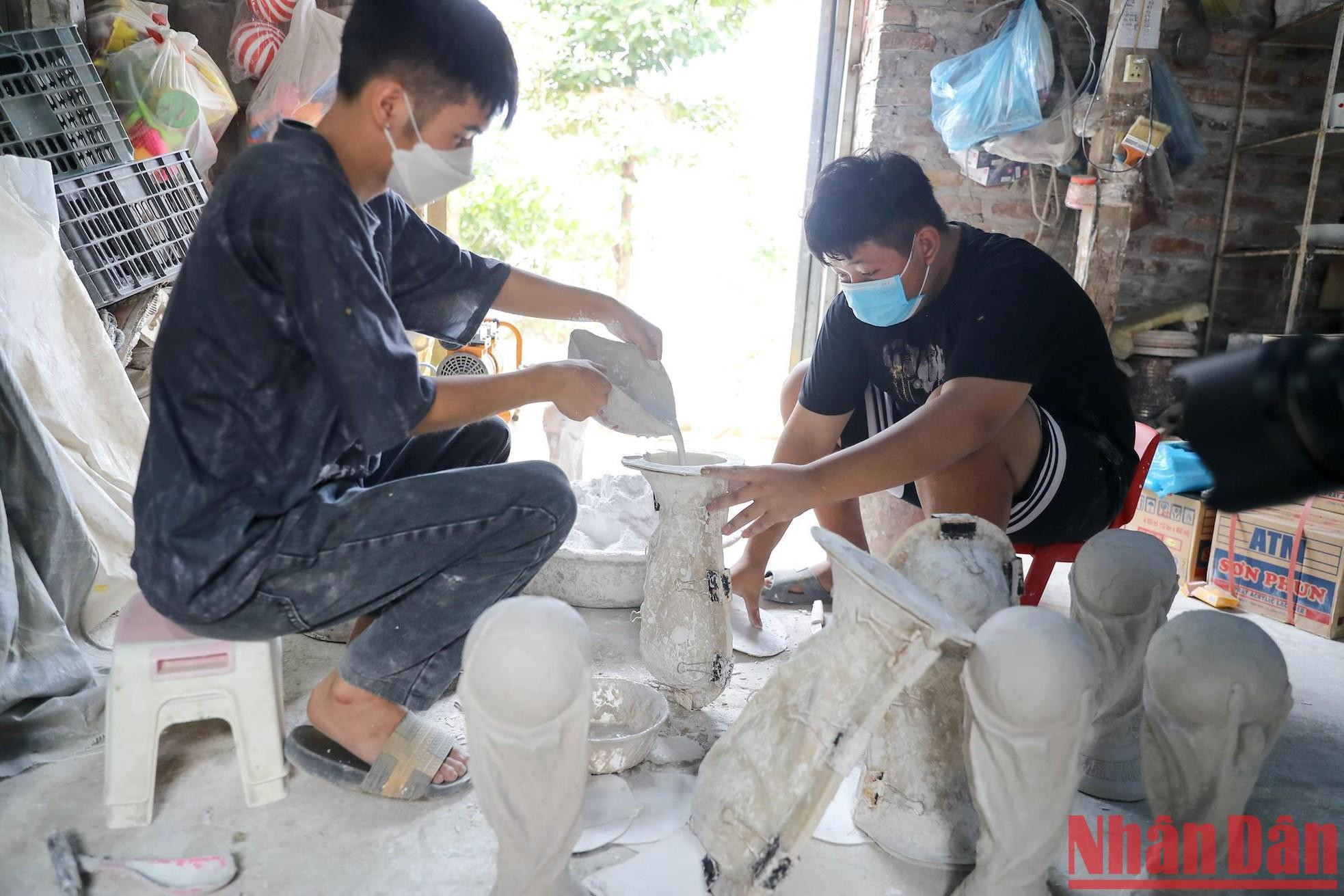 El molde y los materiales provienen de ordinarios utensilios de alfarería. El molde se elabora a escala 1:1 respecto al trofeo original.