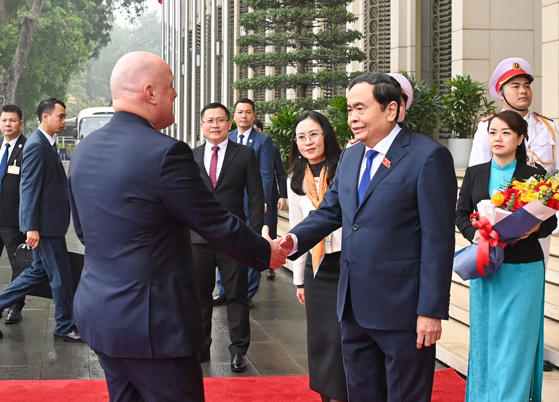 El presidente de la Asamblea Nacional de Vietnam, Tran Thanh Man, recibe al primer ministro de Nueva Zelanda, Christopher Luxon. El presidente de la Asamblea Nacional de Vietnam, Tran Thanh Man, recibe al primer ministro de Nueva Zelanda, Christopher Luxon.