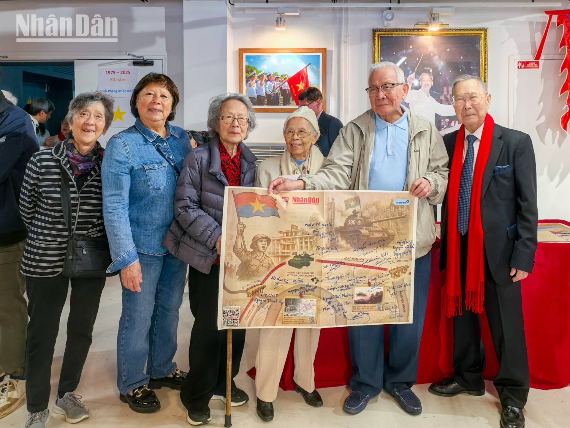 En conversación con corresponsales de Nhan Dan, Can Van Kiet (con pañuelo rojo), miembro clave de la Unión de Diásporas Vietnamitas en Francia (entidad predecesora de la Asociación de Vietnamitas en Francia), rememoró el júbilo desbordante de los compatriotas al recibir la noticia triunfante en suelo francés. En conversación con corresponsales de Nhan Dan, Can Van Kiet (con pañuelo rojo), miembro clave de la Unión de Diásporas Vietnamitas en Francia (entidad predecesora de la Asociación de Vietnamitas en Francia), rememoró el júbilo desbordante de los compatriotas al recibir la noticia triunfante en suelo francés.