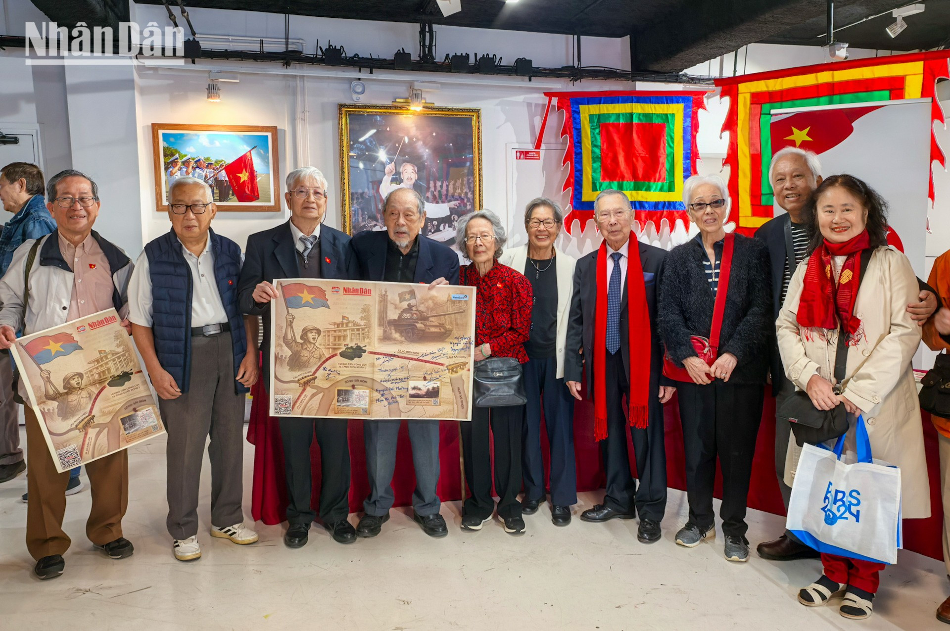 Ha pasado medio siglo desde aquel histórico 30 de abril, los recuerdos sobre los días en que salían a la calle enarbolando la bandera de la Patria y entonando el lema “Vietnam, Ho Chi Minh” aún están grabados en los corazones de los expatriados. Ha pasado medio siglo desde aquel histórico 30 de abril, los recuerdos sobre los días en que salían a la calle enarbolando la bandera de la Patria y entonando el lema “Vietnam, Ho Chi Minh” aún están grabados en los corazones de los expatriados.