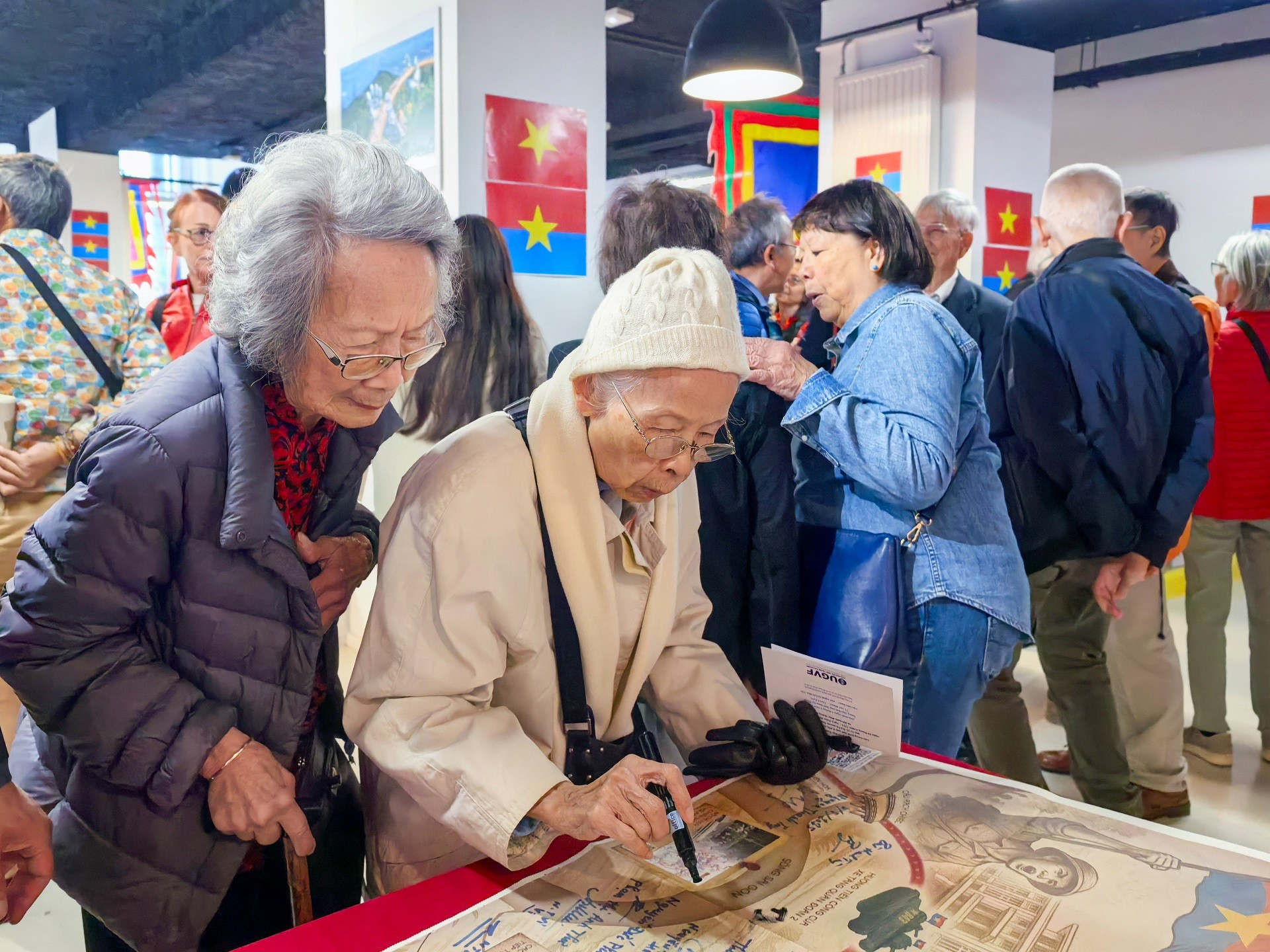 Según Thérèse Nguyen Van Ky (la de abrigo morado), la gran victoria del 30 de abril de 1975 fue una noticia abrumadora que le provocó una alegría indescriptible. Al día siguiente, cuando fue a trabajar a la clínica como siempre, los pacientes franceses que sentían afecto por Vietnam la felicitaron a ella y a todo el pueblo vietnamita. Según Thérèse Nguyen Van Ky (la de abrigo morado), la gran victoria del 30 de abril de 1975 fue una noticia abrumadora que le provocó una alegría indescriptible. Al día siguiente, cuando fue a trabajar a la clínica como siempre, los pacientes franceses que sentían afecto por Vietnam la felicitaron a ella y a todo el pueblo vietnamita.