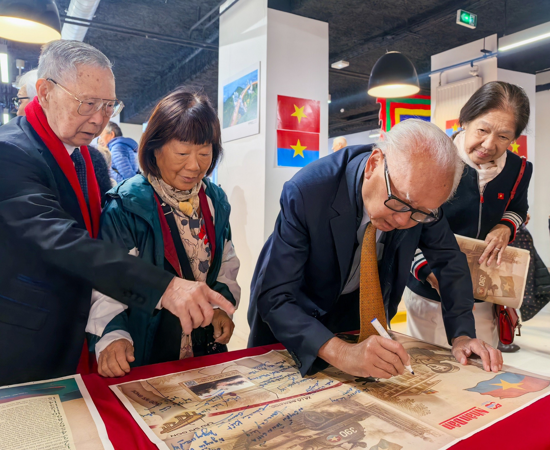 Tran Tu Nghia y Nguyen Thi Anh Tho, mayores de 80 años, son veteranos activistas por la Patria y acaban de regresar a Francia tras un viaje de casi un mes a Vietnam. Exteriorizaron su satisfacción ante el crecimiento del país natal y su orgullo ante los sentimientos patrióticos y el aprecio de los valores históricos por las generaciones jóvenes. Tran Tu Nghia y Nguyen Thi Anh Tho, mayores de 80 años, son veteranos activistas por la Patria y acaban de regresar a Francia tras un viaje de casi un mes a Vietnam. Exteriorizaron su satisfacción ante el crecimiento del país natal y su orgullo ante los sentimientos patrióticos y el aprecio de los valores históricos por las generaciones jóvenes.