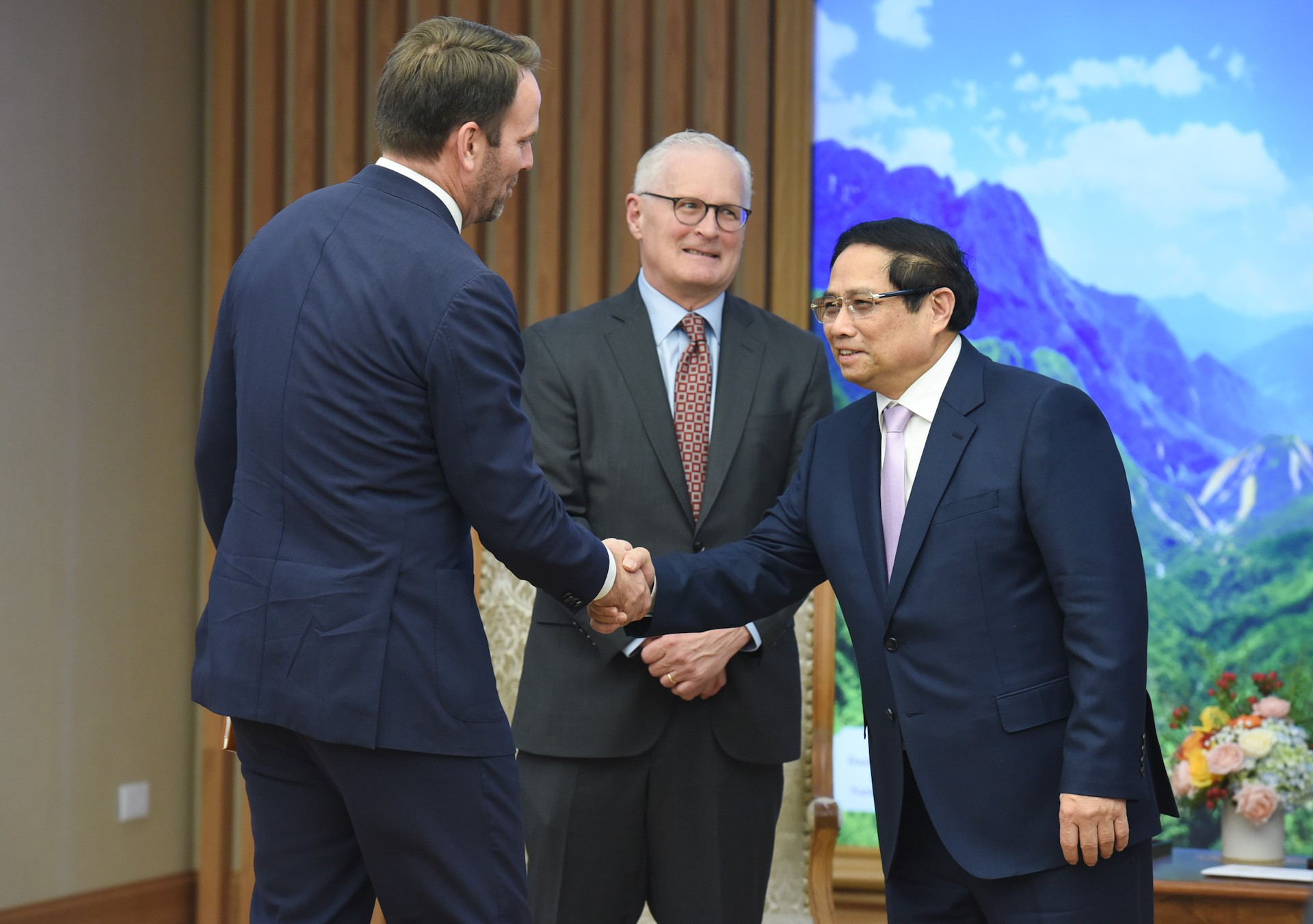 El jefe de Gobierno da la bienvenida a miembros de la delegación de John Neuffer. El jefe de Gobierno da la bienvenida a miembros de la delegación de John Neuffer.