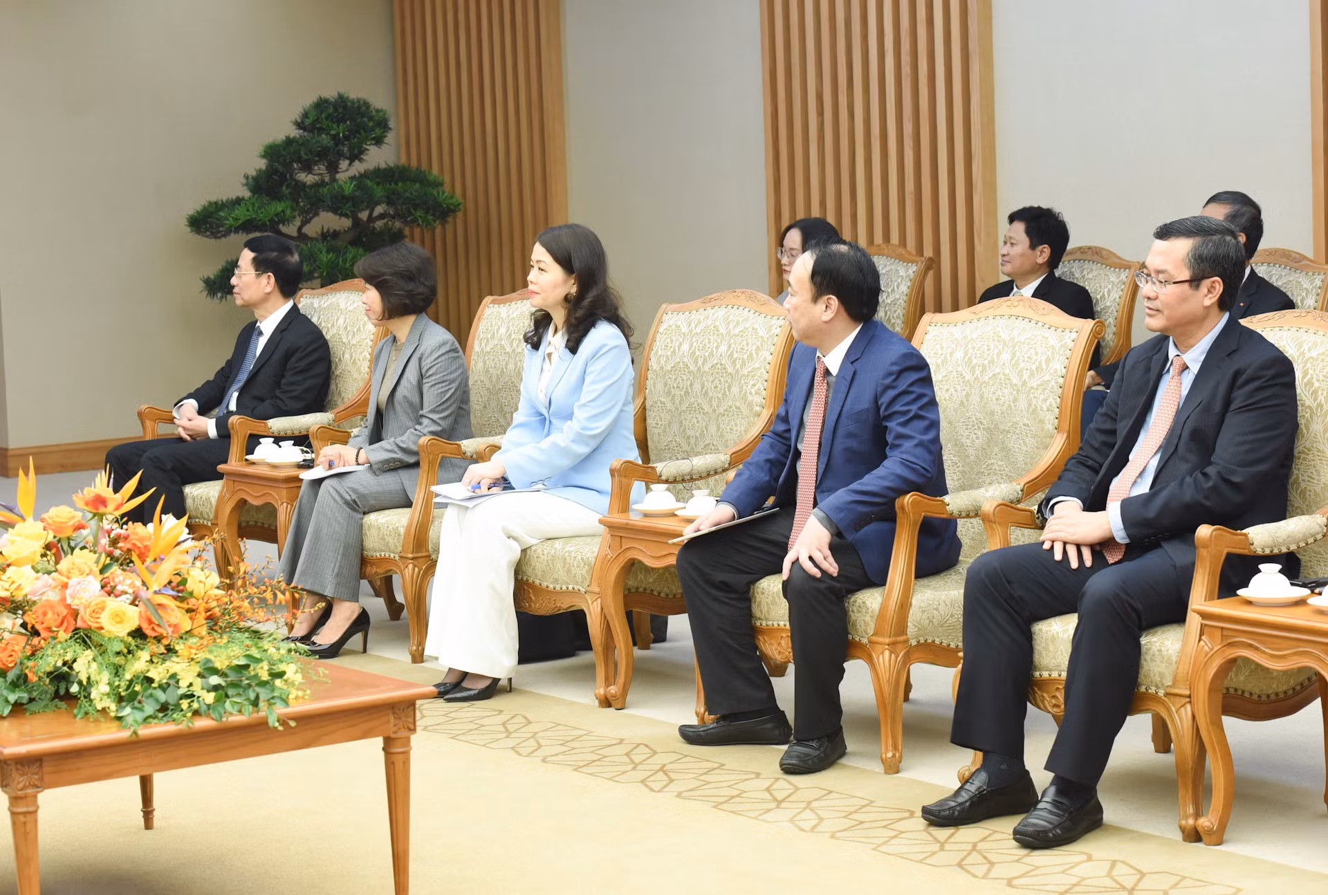 Representantes de ministerios y sectores vietnamitas.