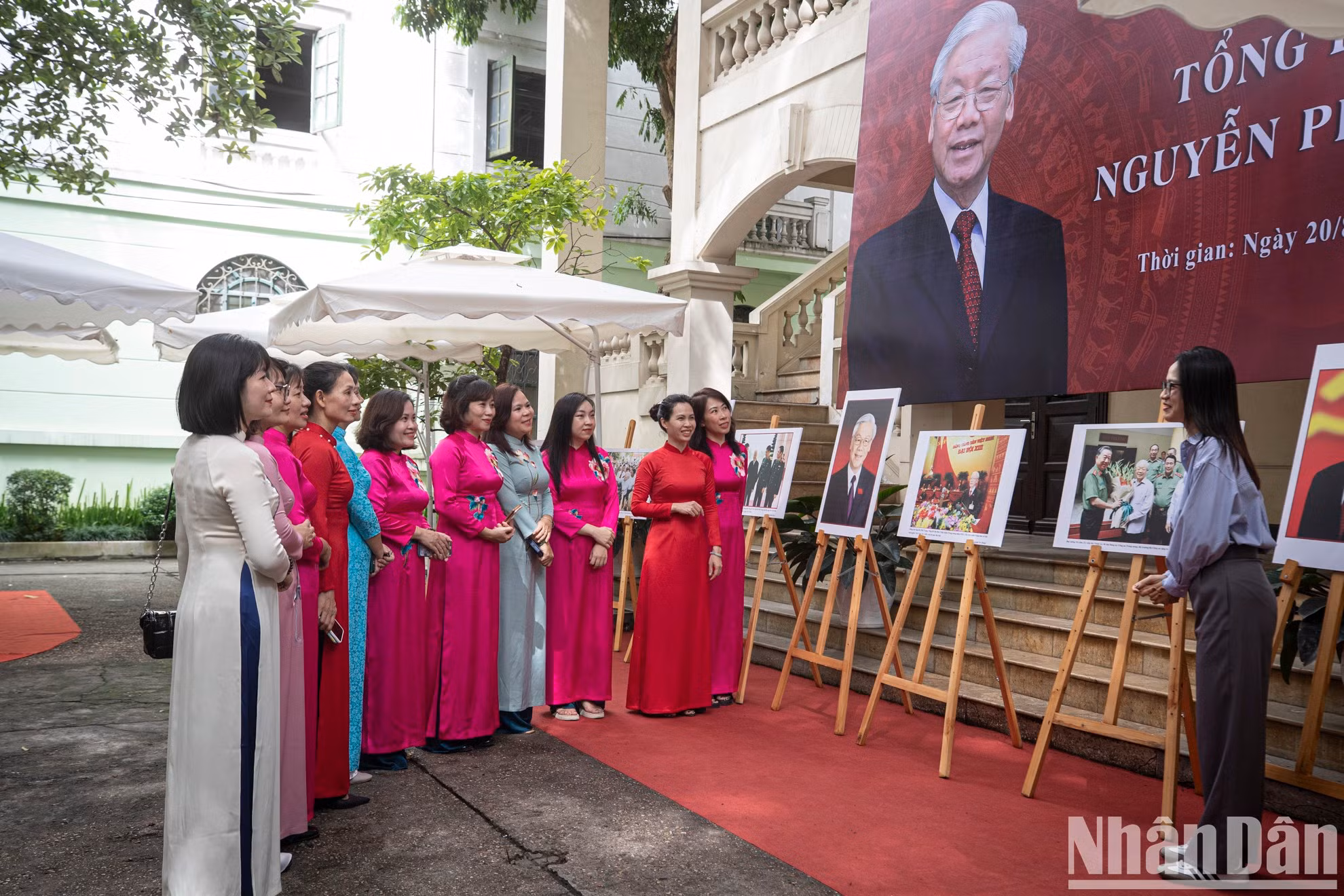 Maestras del parvulario de Ba Trieu, en el distrito de Hoan Kiem, escuchan sobre la vida y la carrera de Nguyen Phu Trong.