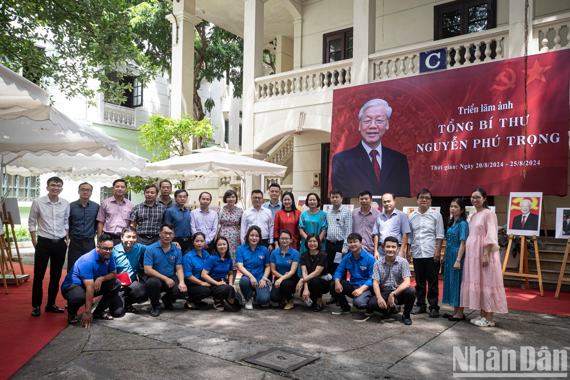 El presidente-editor de Nhan Dan, Le Quoc Minh, posa junto a una delegación de la Asociación de Periodistas de Vietnam. El presidente-editor de Nhan Dan, Le Quoc Minh, posa junto a una delegación de la Asociación de Periodistas de Vietnam.