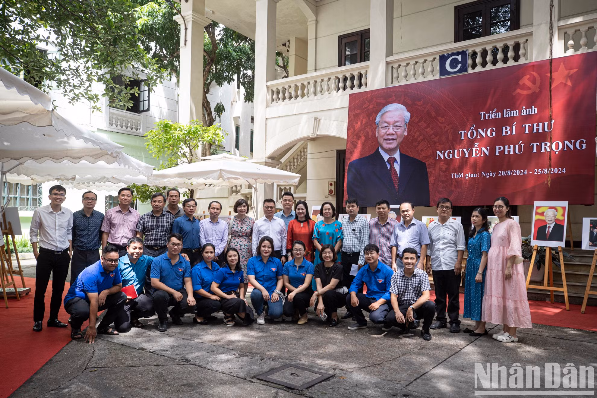 El presidente-editor de Nhan Dan, Le Quoc Minh, posa junto a una delegación de la Asociación de Periodistas de Vietnam.