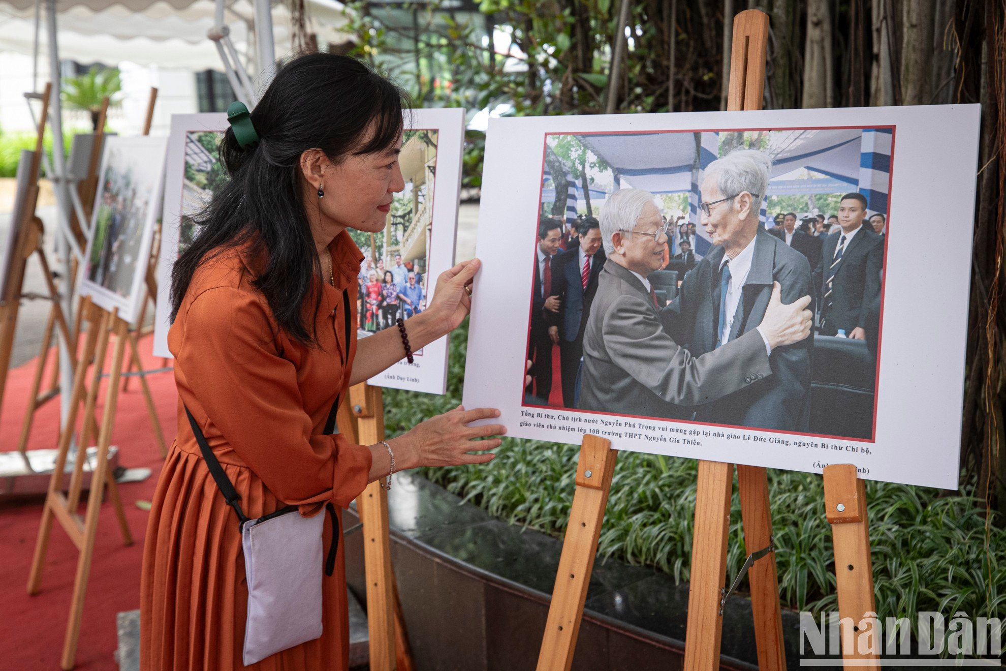 Khuong Thuy, empleada de la Voz de Vietnam, observa una foto del secretario general Nguyen Phu Trong y del periodista Le Duc Giang tomada por un periodista de Nhan Dan. Khuong Thuy, empleada de la Voz de Vietnam, observa una foto del secretario general Nguyen Phu Trong y del periodista Le Duc Giang tomada por un periodista de Nhan Dan.