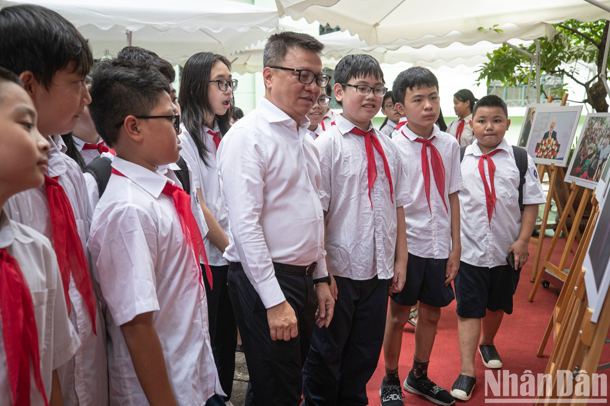 Quoc Minh habla sobre la exposición con alumnos de la escuela secundaria de Hoan Kiem. Quoc Minh habla sobre la exposición con alumnos de la escuela secundaria de Hoan Kiem.