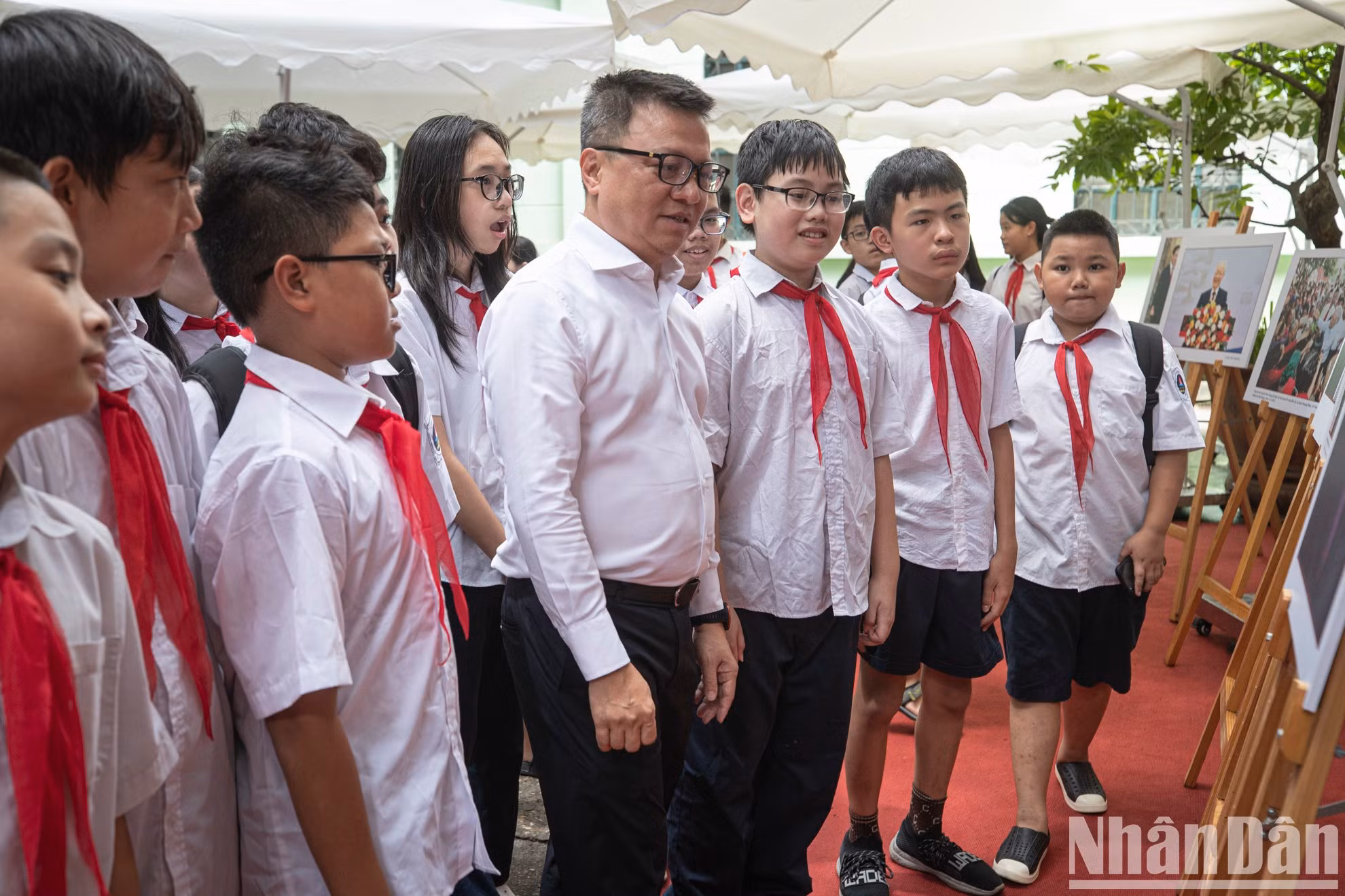 Quoc Minh habla sobre la exposición con alumnos de la escuela secundaria de Hoan Kiem.