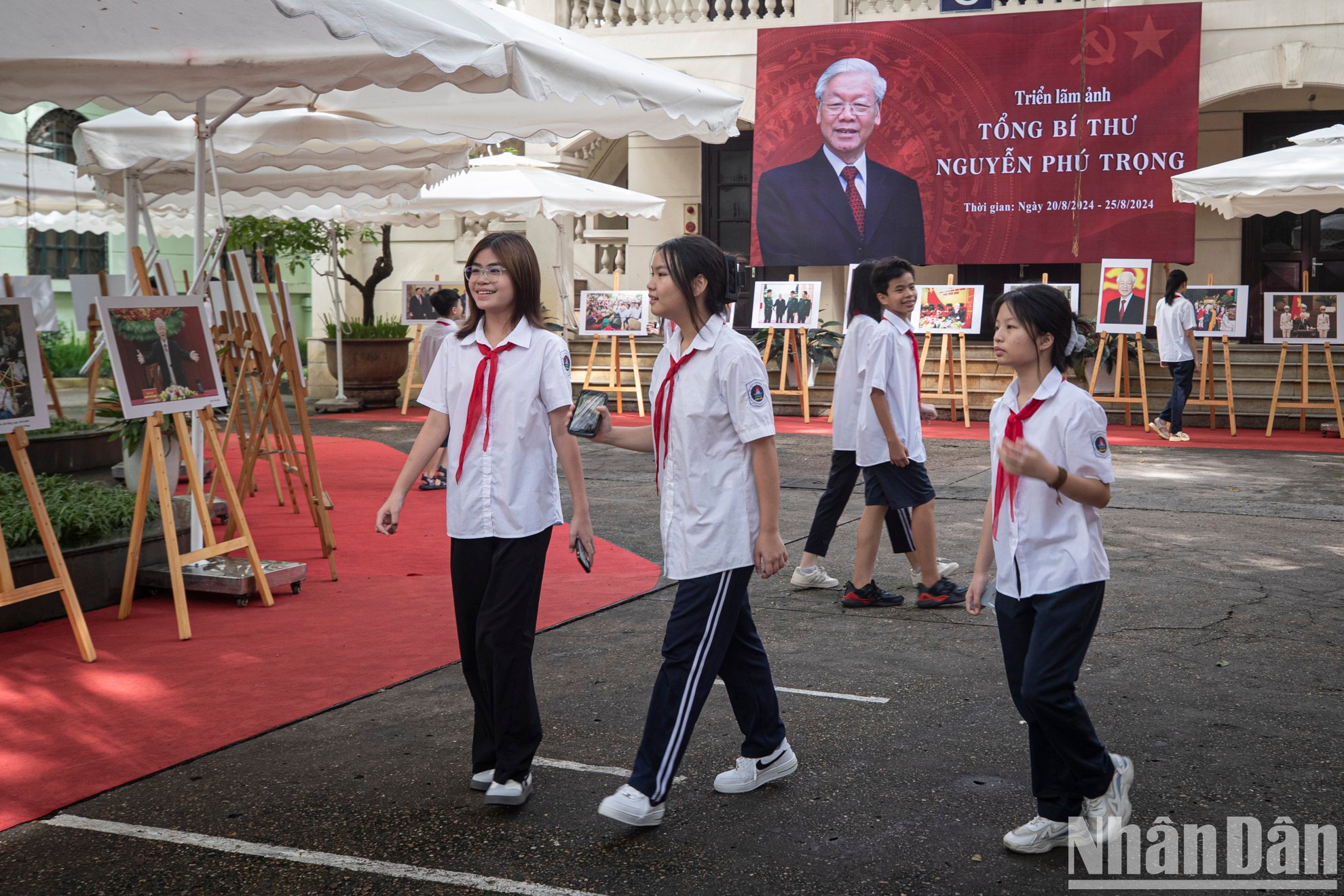Alumnos de la escuela secundaria de Hoan Kiem vienen desde temprano para recorrer la exhibición. Alumnos de la escuela secundaria de Hoan Kiem vienen desde temprano para recorrer la exhibición.