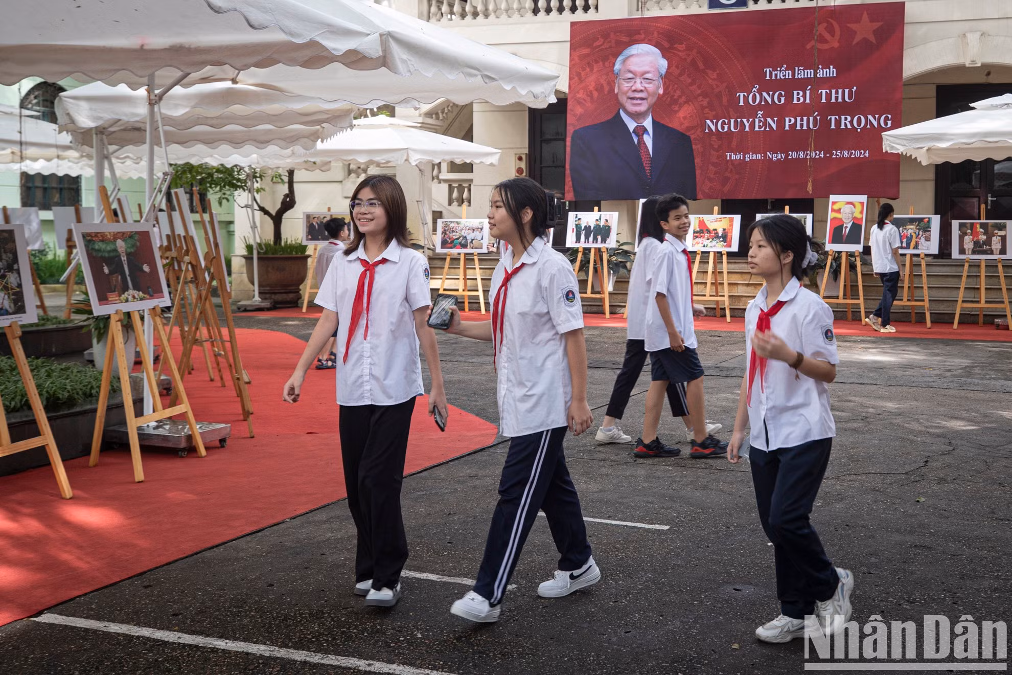 Alumnos de la escuela secundaria de Hoan Kiem vienen desde temprano para recorrer la exhibición.