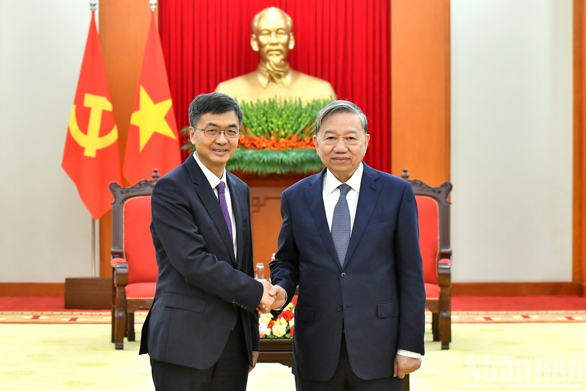 El secretario general del PCV, To Lam, recibe al secretario del Comité del PCCh en la región de Guangxi, Chen Gang.