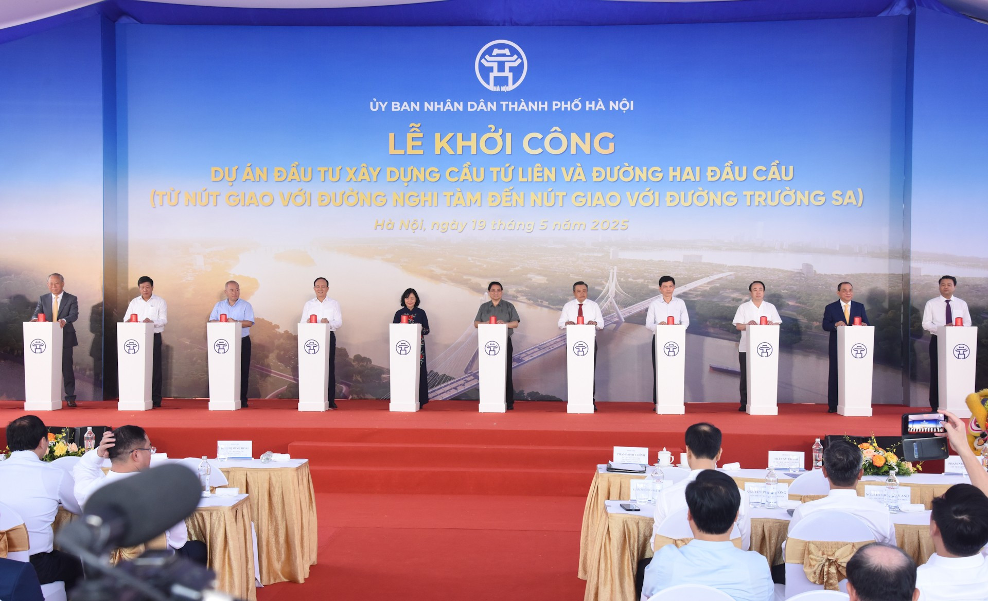 El jefe de Gobierno y delegados realizan el protocolo para dar inicio al proyecto. El jefe de Gobierno y delegados realizan el protocolo para dar inicio al proyecto.
