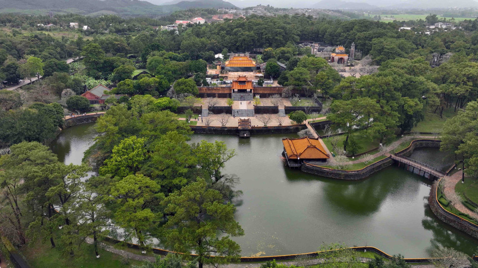 La tumba del rey Tu Duc (Khiem Lang) fue construida en el lado derecho de la colina de Canh Vong en la aldea de Thuy Ba, barrio de Thuy Xuan, ciudad de Hue. Este es el lugar de descanso de Tu Duc, el monarca con el reinado más largo de los 13 de la dinastía Nguyen. La tumba del rey Tu Duc (Khiem Lang) fue construida en el lado derecho de la colina de Canh Vong en la aldea de Thuy Ba, barrio de Thuy Xuan, ciudad de Hue. Este es el lugar de descanso de Tu Duc, el monarca con el reinado más largo de los 13 de la dinastía Nguyen.