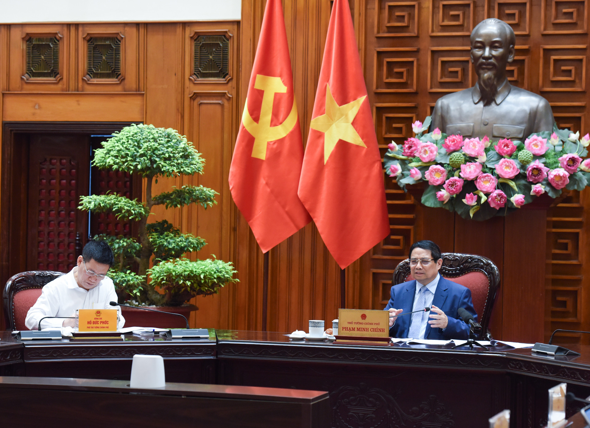 [Foto] Premier vietnamita revisa preparativos para negociaciones comerciales con Estados Unidos