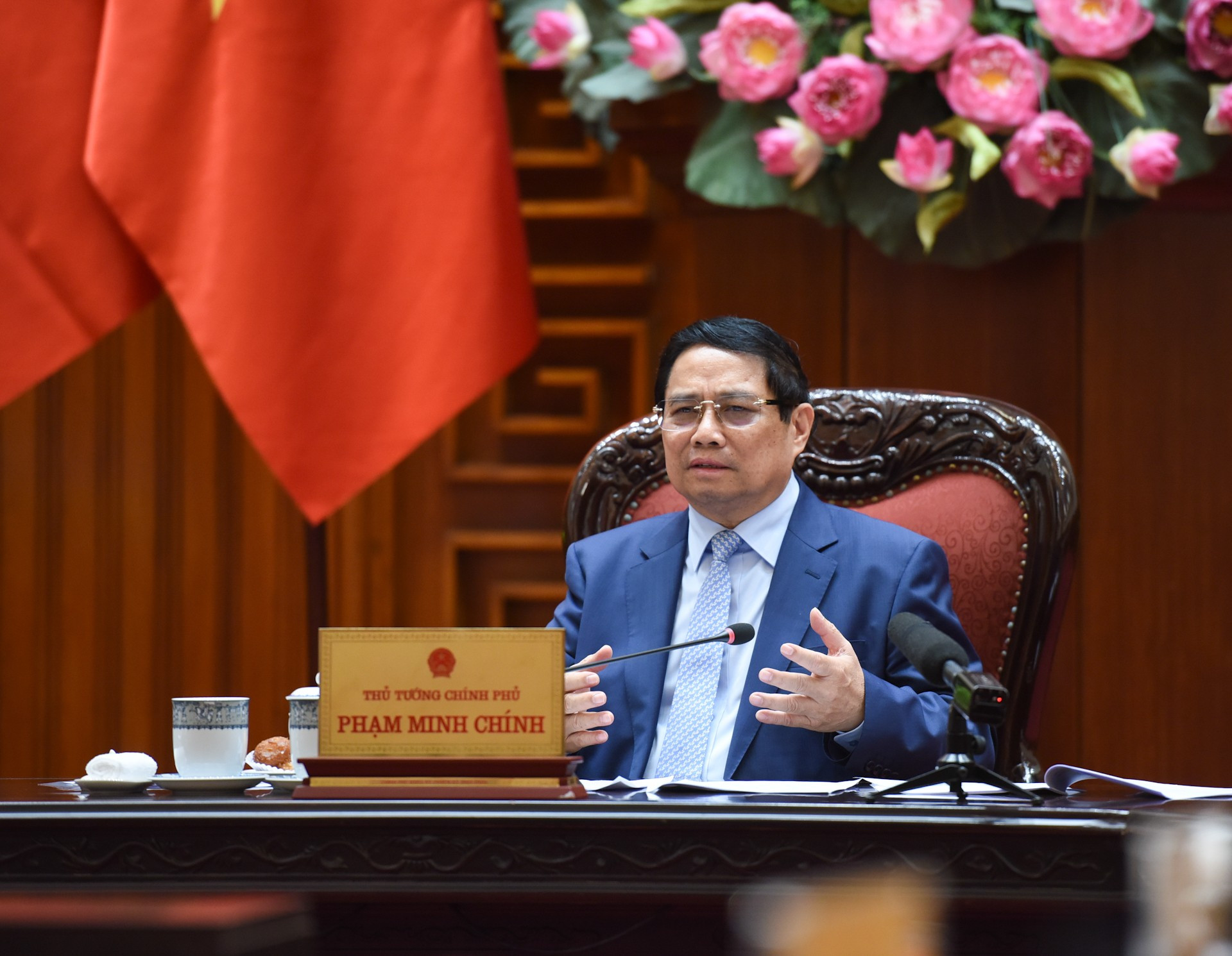 El primer ministro Pham Minh Chinh preside la sesión. El primer ministro Pham Minh Chinh preside la sesión.