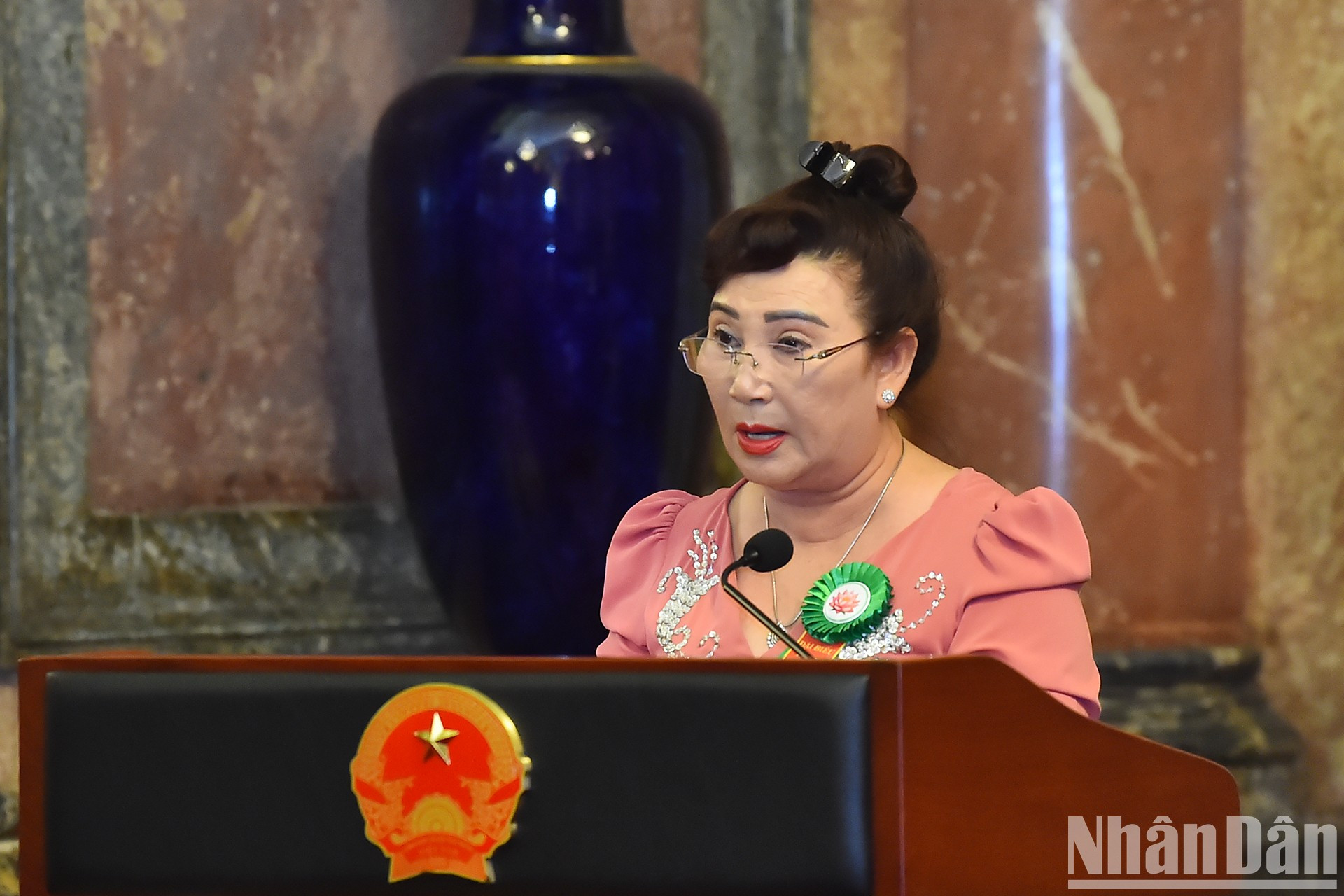 Una representante de la delegación aporta opiniones. Una representante de la delegación aporta opiniones.