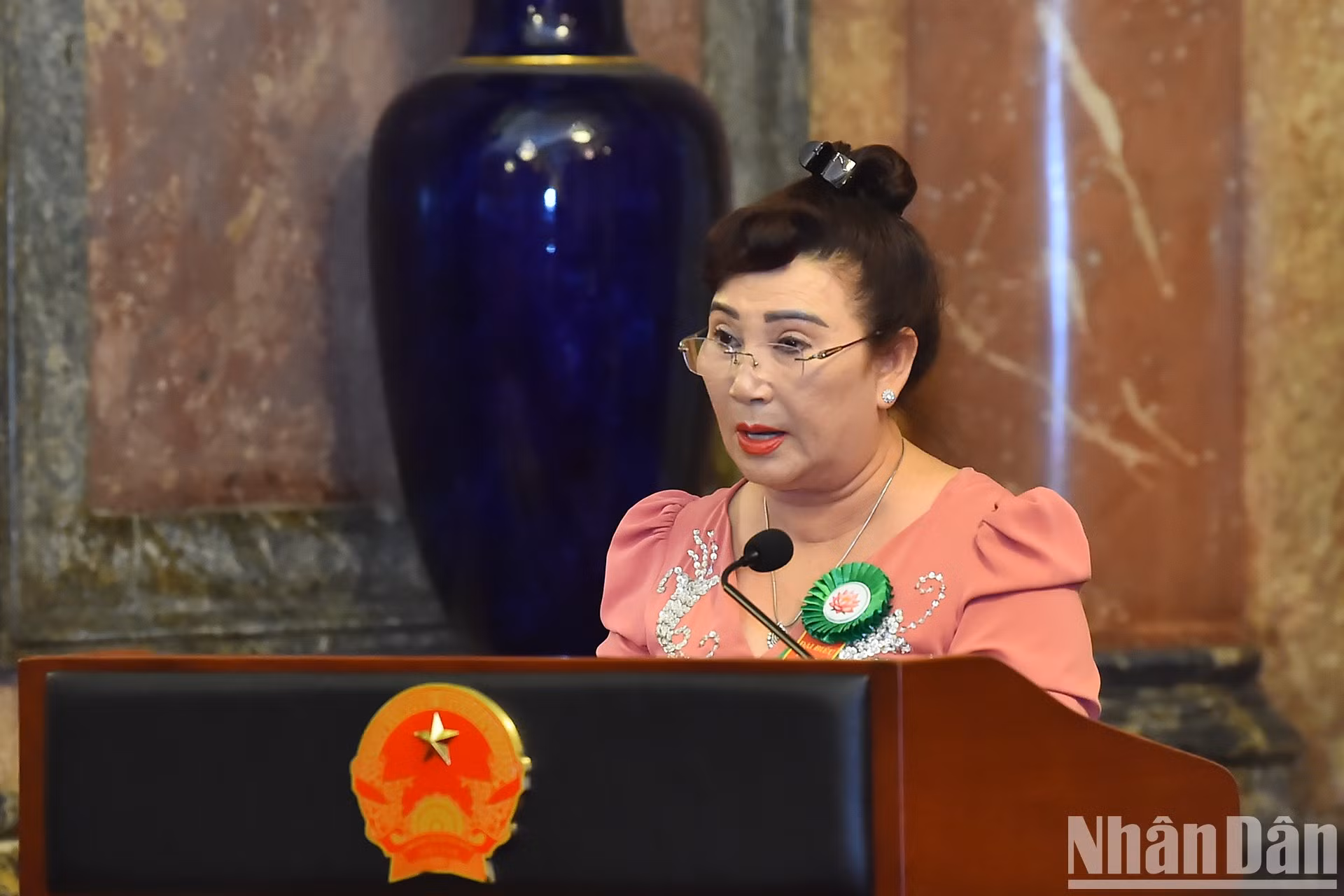 Una representante de la delegación aporta opiniones.