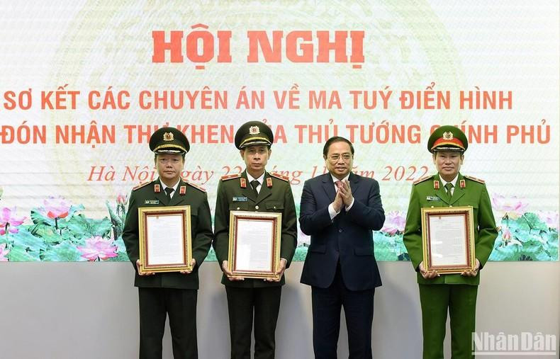 Entrega de la carta de reconocimiento por el Primer Ministro a representantes de los colectivos meritorios. Entrega de la carta de reconocimiento por el Primer Ministro a representantes de los colectivos meritorios.