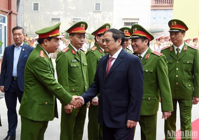 Minh Chinh y jefes del Departamento de Policía para la Investigación de Delitos relacionados con Drogas, adscrito al Ministerio de Seguridad Pública. Minh Chinh y jefes del Departamento de Policía para la Investigación de Delitos relacionados con Drogas, adscrito al Ministerio de Seguridad Pública.